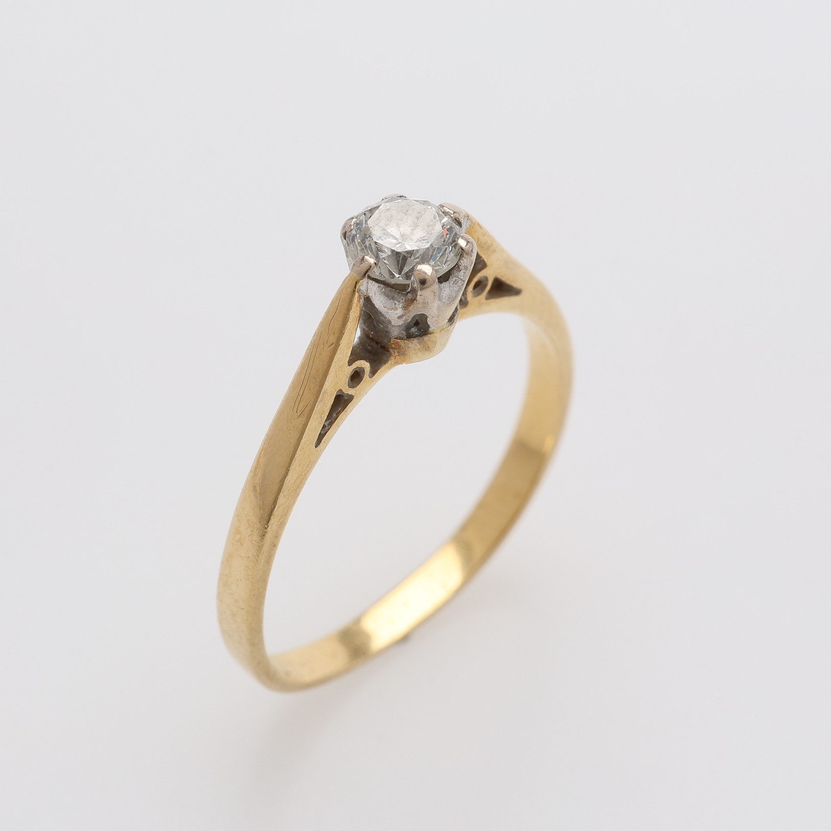 RING, 18K GULD & DIAMANT OM CA 0,26 CT, STORBRITANNIEN, TOTALVIKT Ca. 2,1 g.