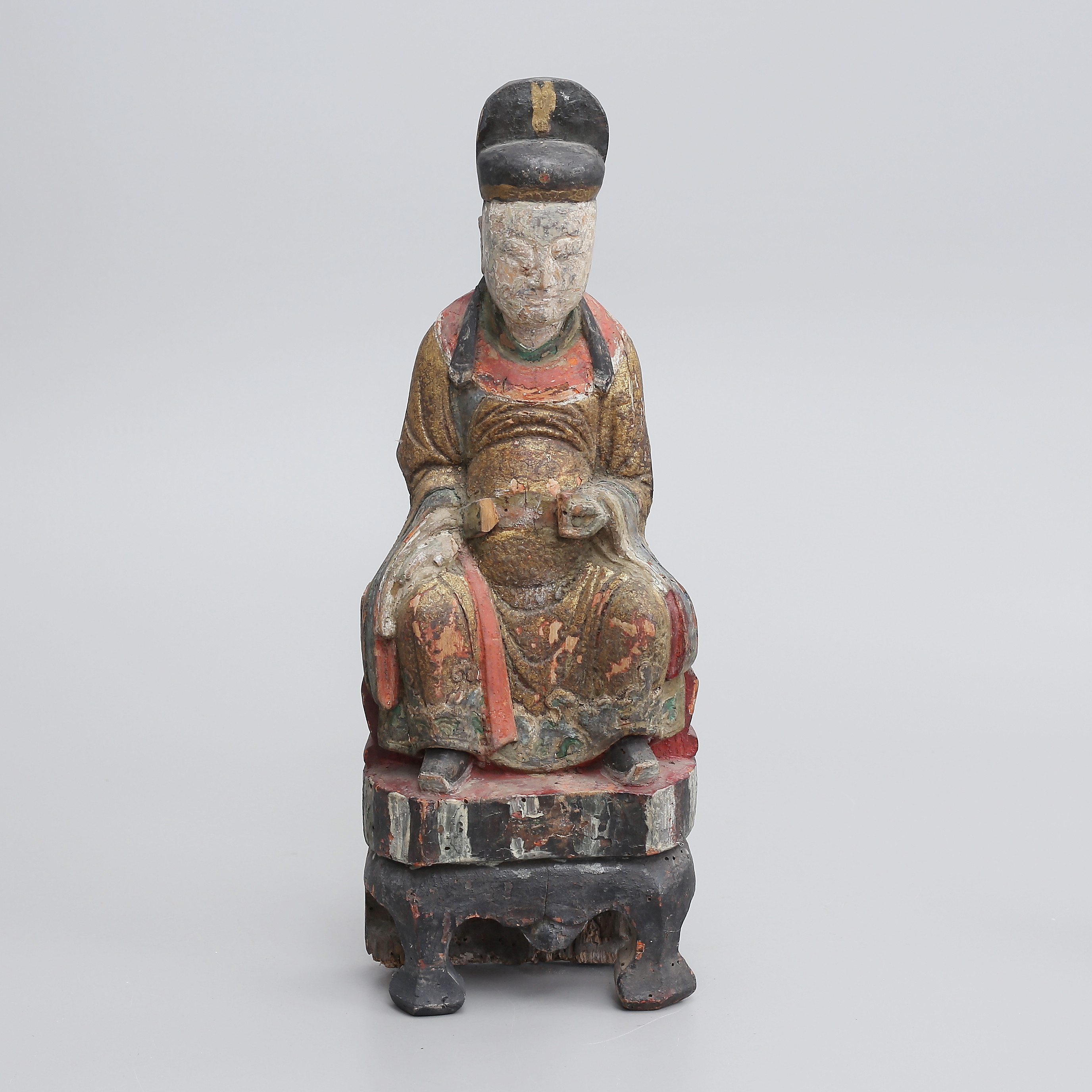 TRÄFIGUR/RELIKGÖMMA, skuret och bemålat trä, Kina.