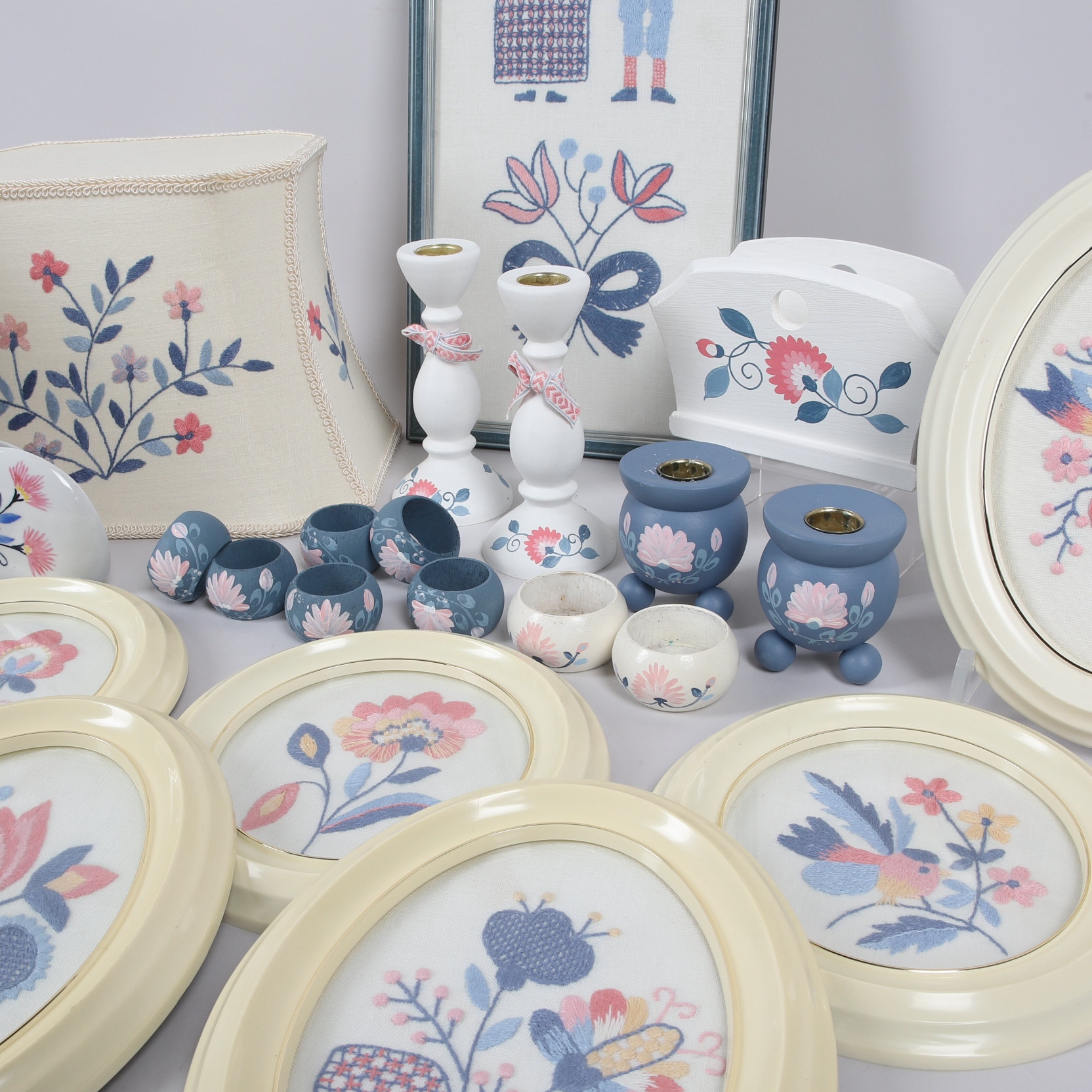 BLEKINGESÖMNAD, ljusstakar & servettringar, 24 delar, textil, trä och glas, 1900-tal.