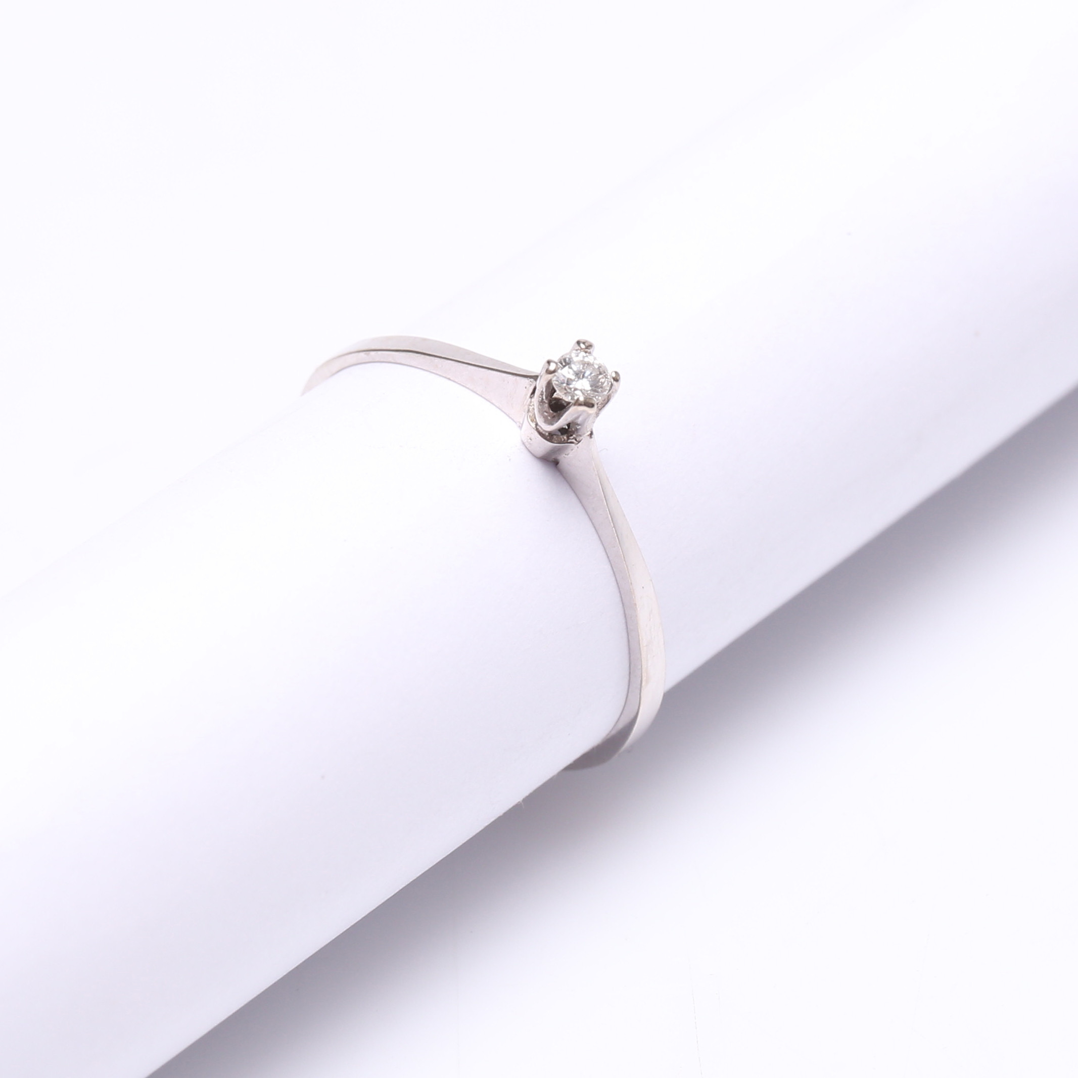 RING, 18K vitguld med diamant, vikt ca 0.8gram.