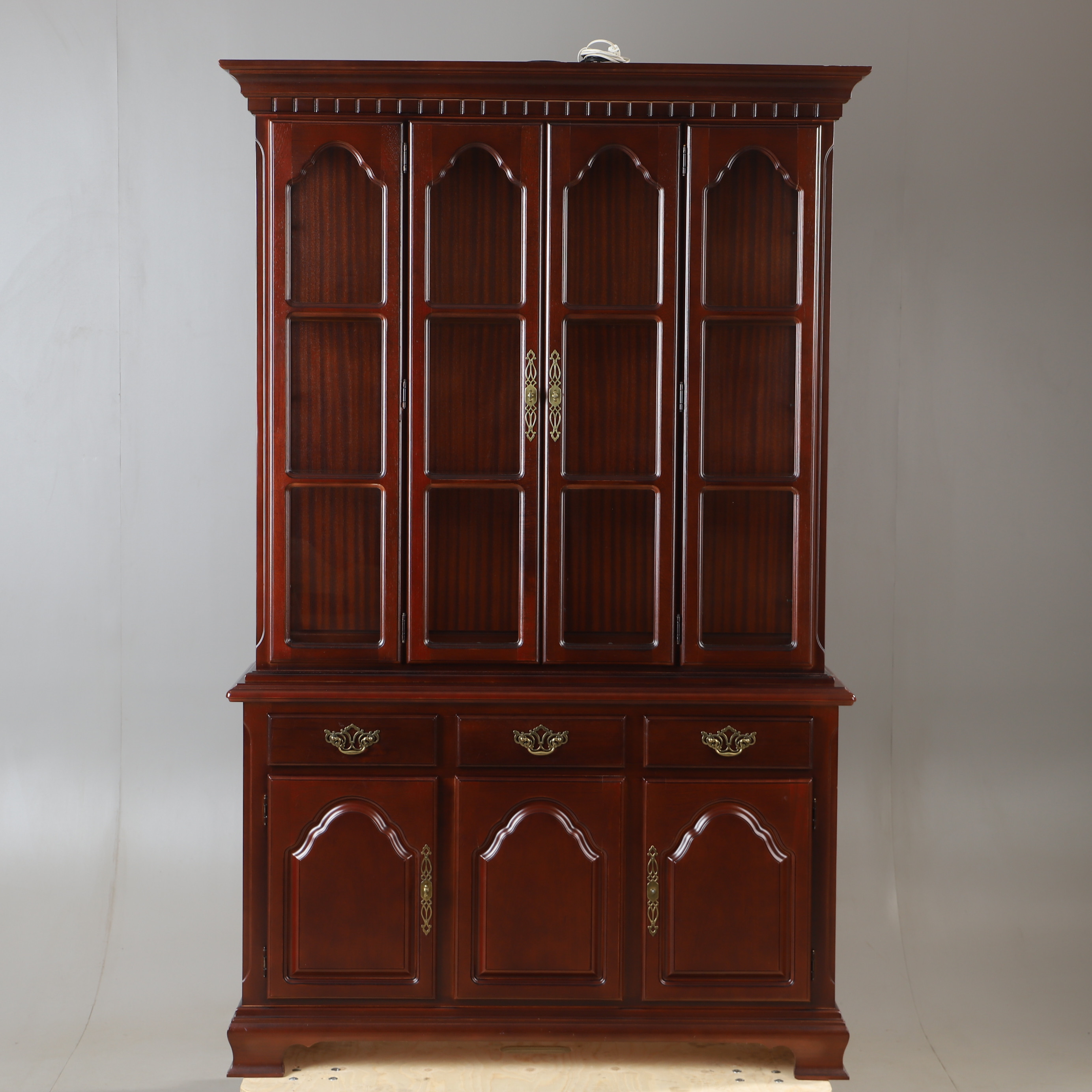 MATSALSSSKÅP MED VITRINÖVERDEL, bok, Singapore, 1900-talets senare hälft.