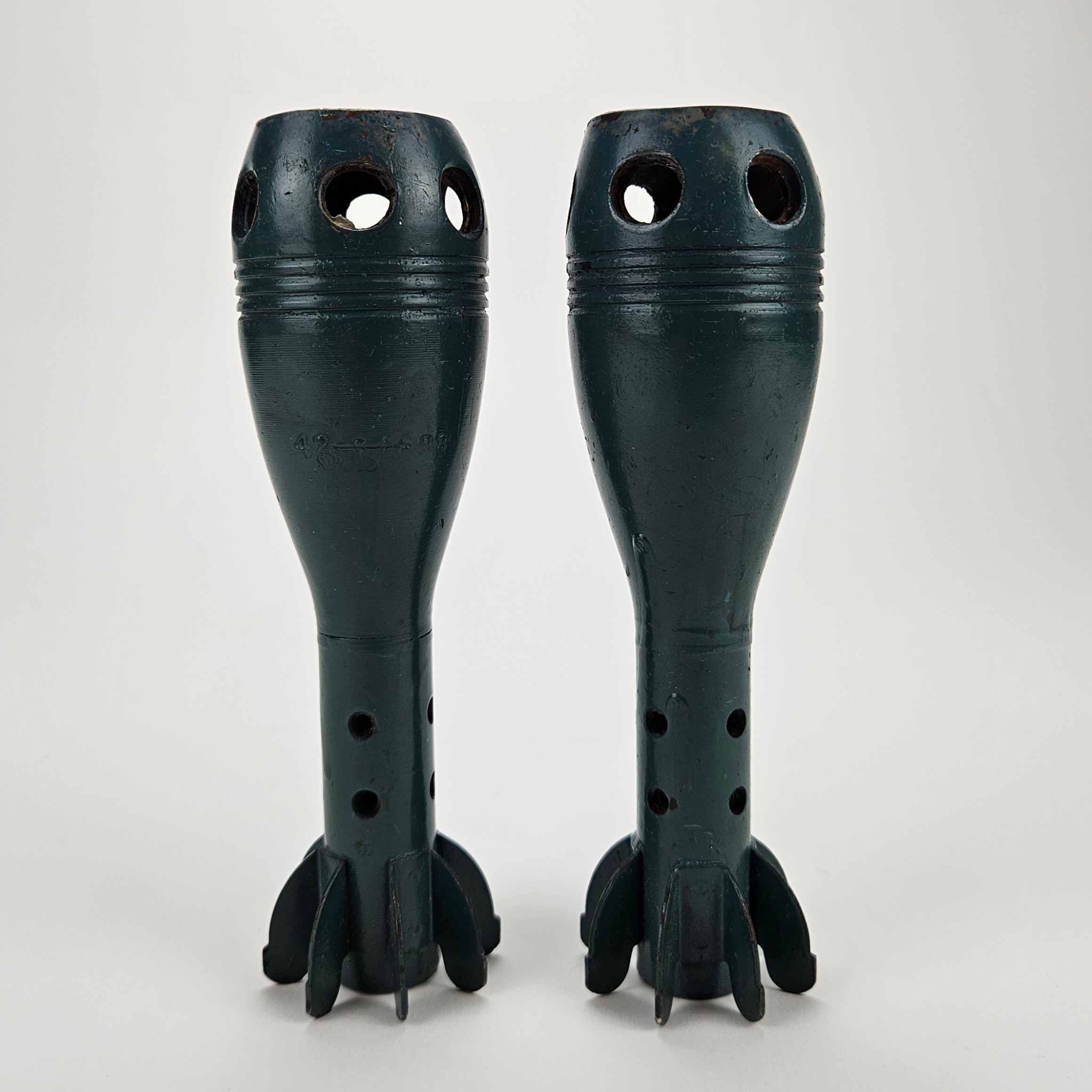 VASER/GRANATER, ett par, metall, 1900-tal.