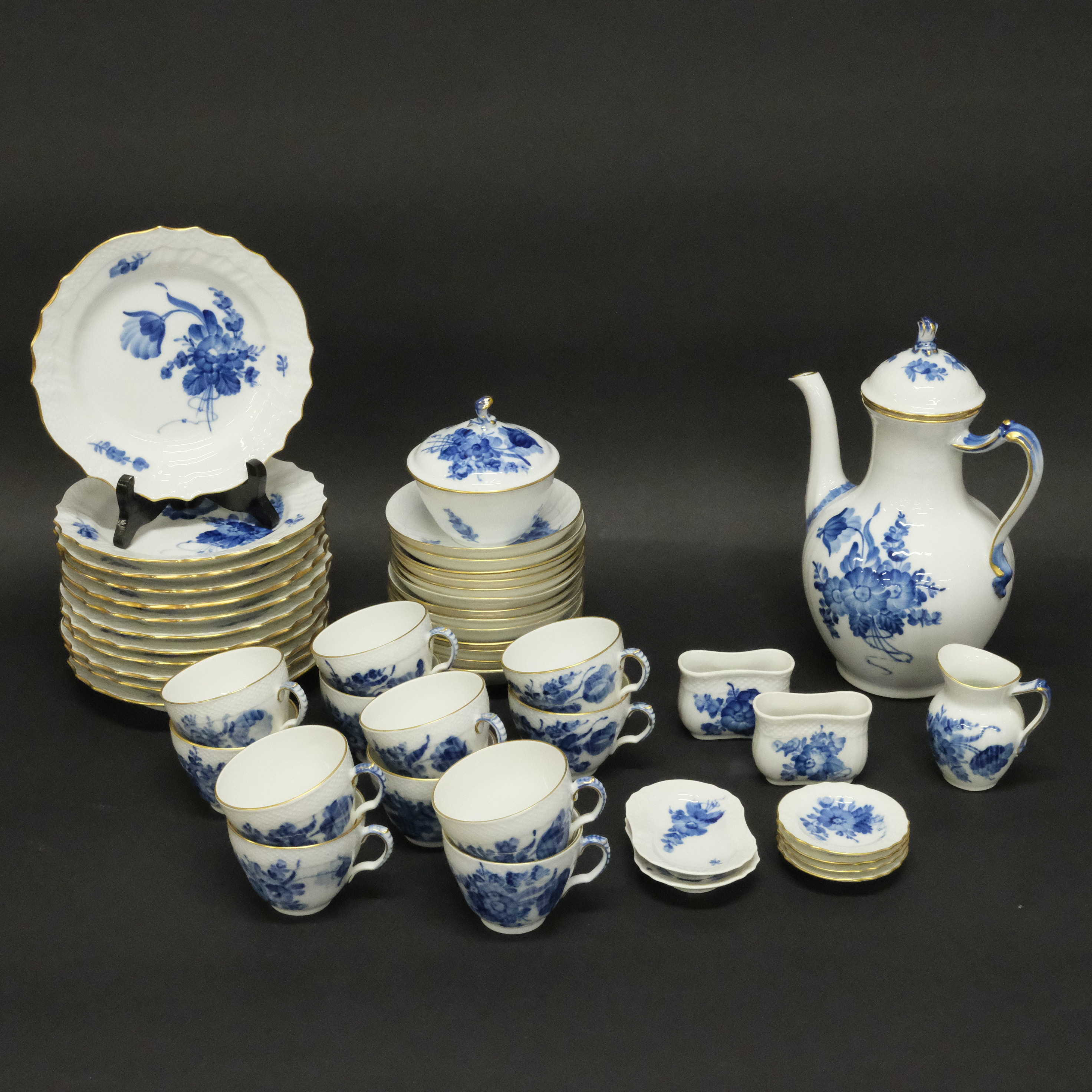 KAFFESERVIS, BLÅ BLOMST MED GULDKANT, ROYAL COPENHAGEN, 47 DELAR.