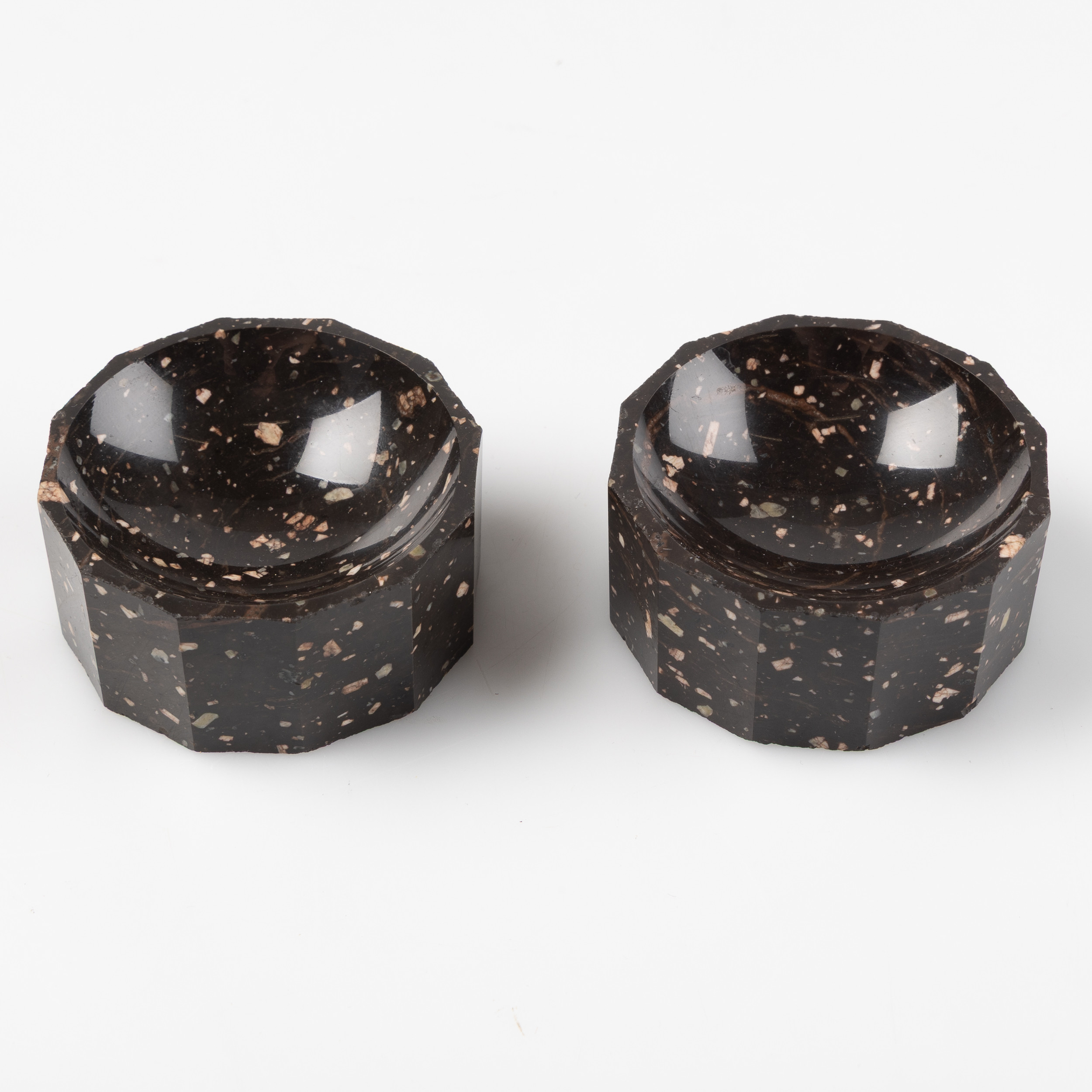 SALTKAR, porfyr, ett par, 1800-tal.