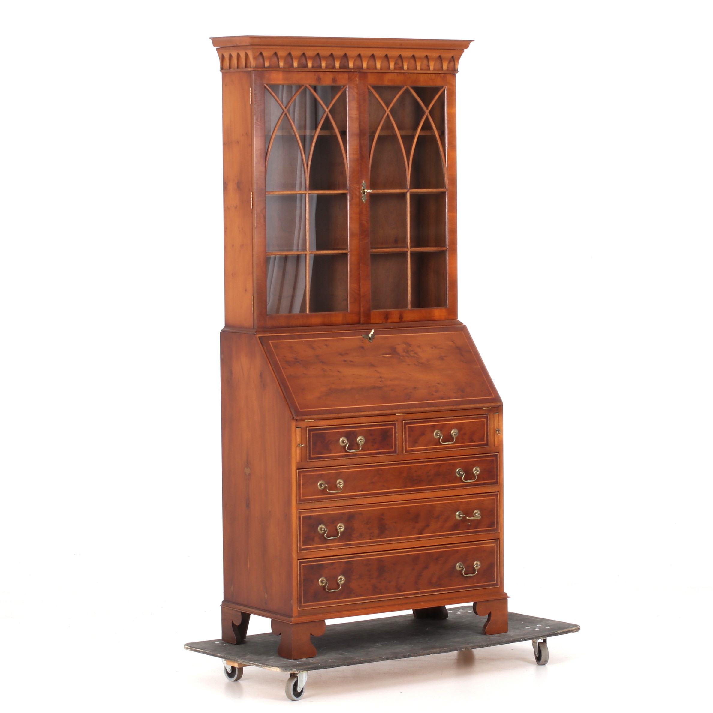 VITRINSKÅP med skrivklaff, engelsk stil, 1900-talets andra hälft.