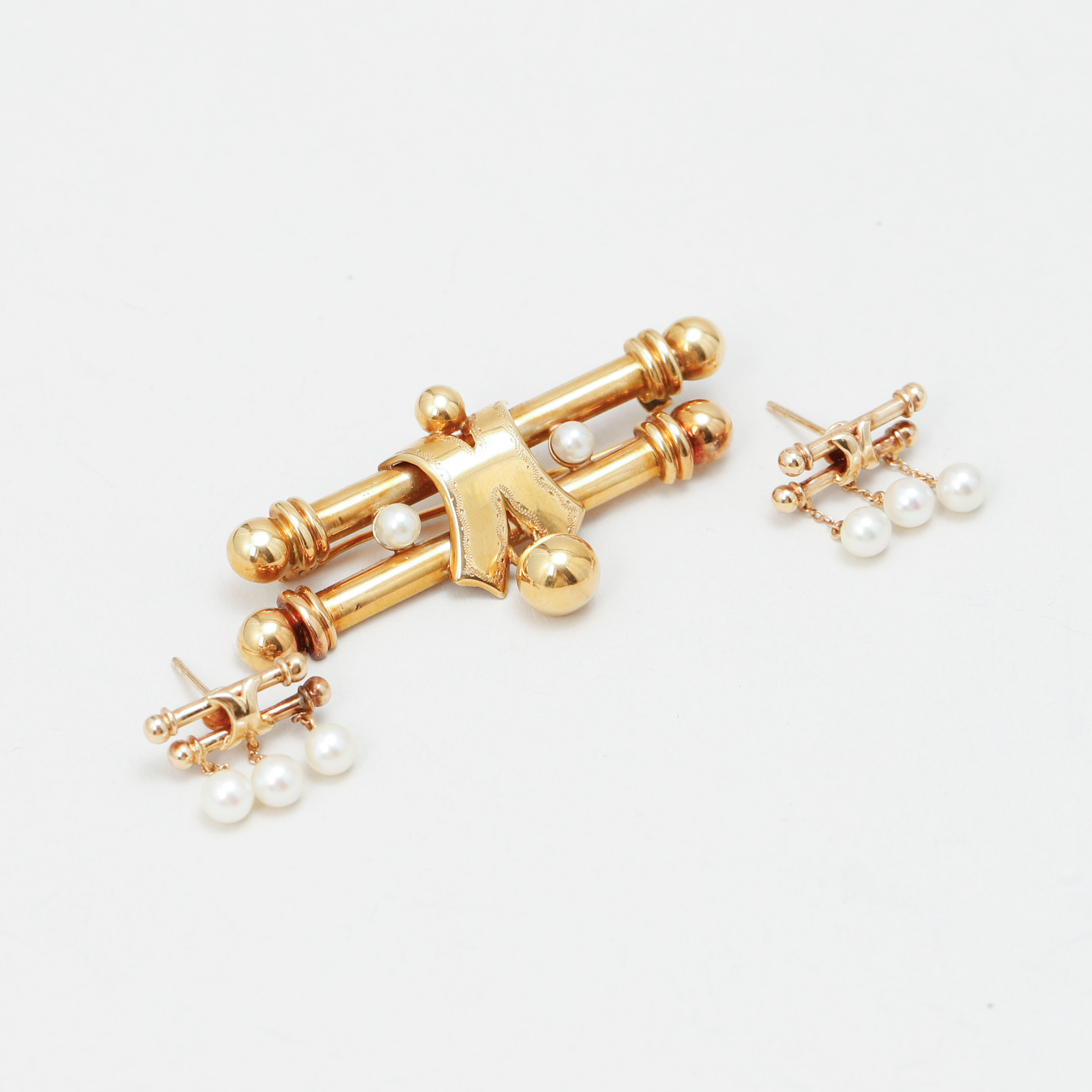 BROSCH och ÖRHÄNGEN, 1 par, 18k guld och odlade pärlor. Totalvikt ca 12,0 g.