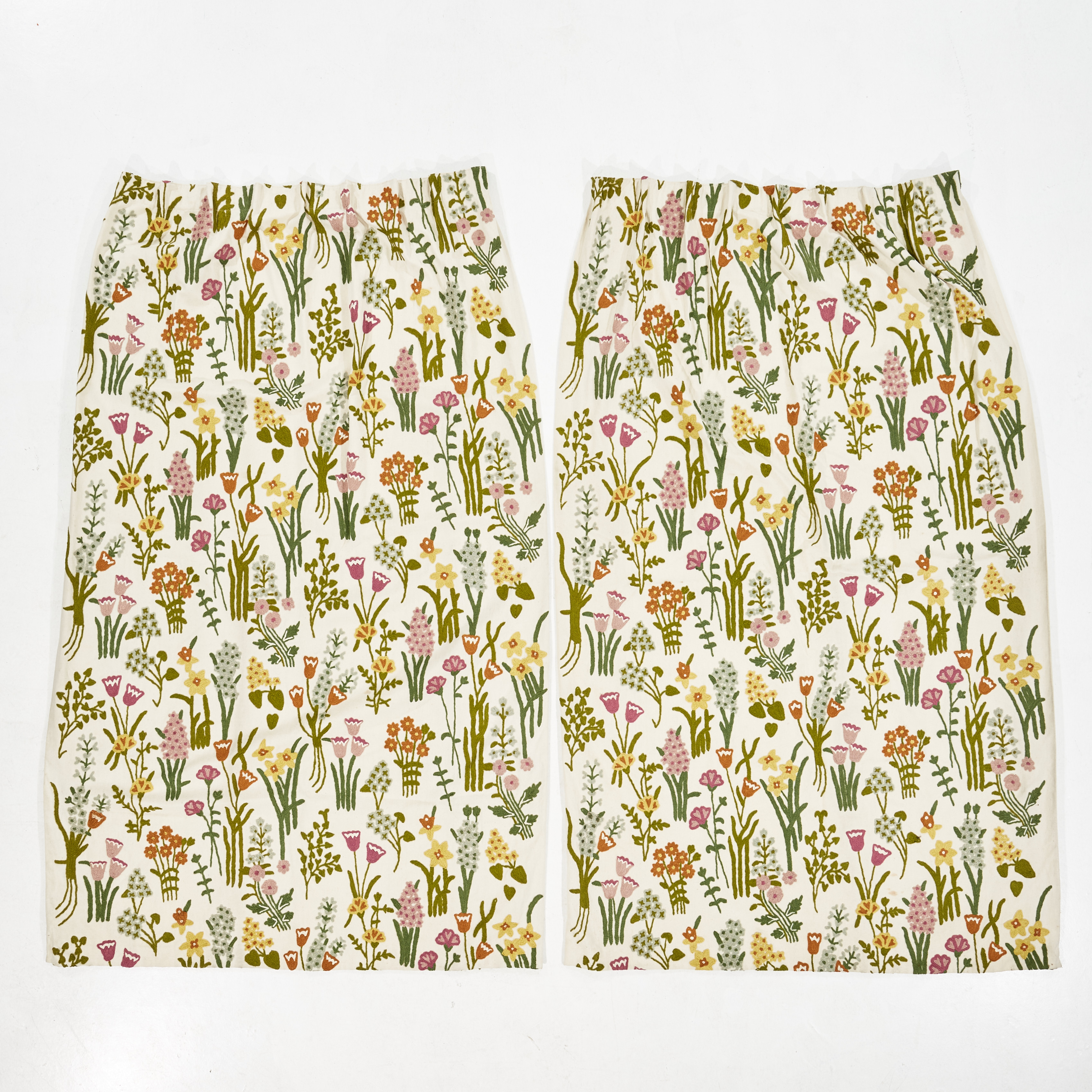 DRAPERIER, 1 par, 1900-talets slut, broderad floraldekor, ylle, fodrade.