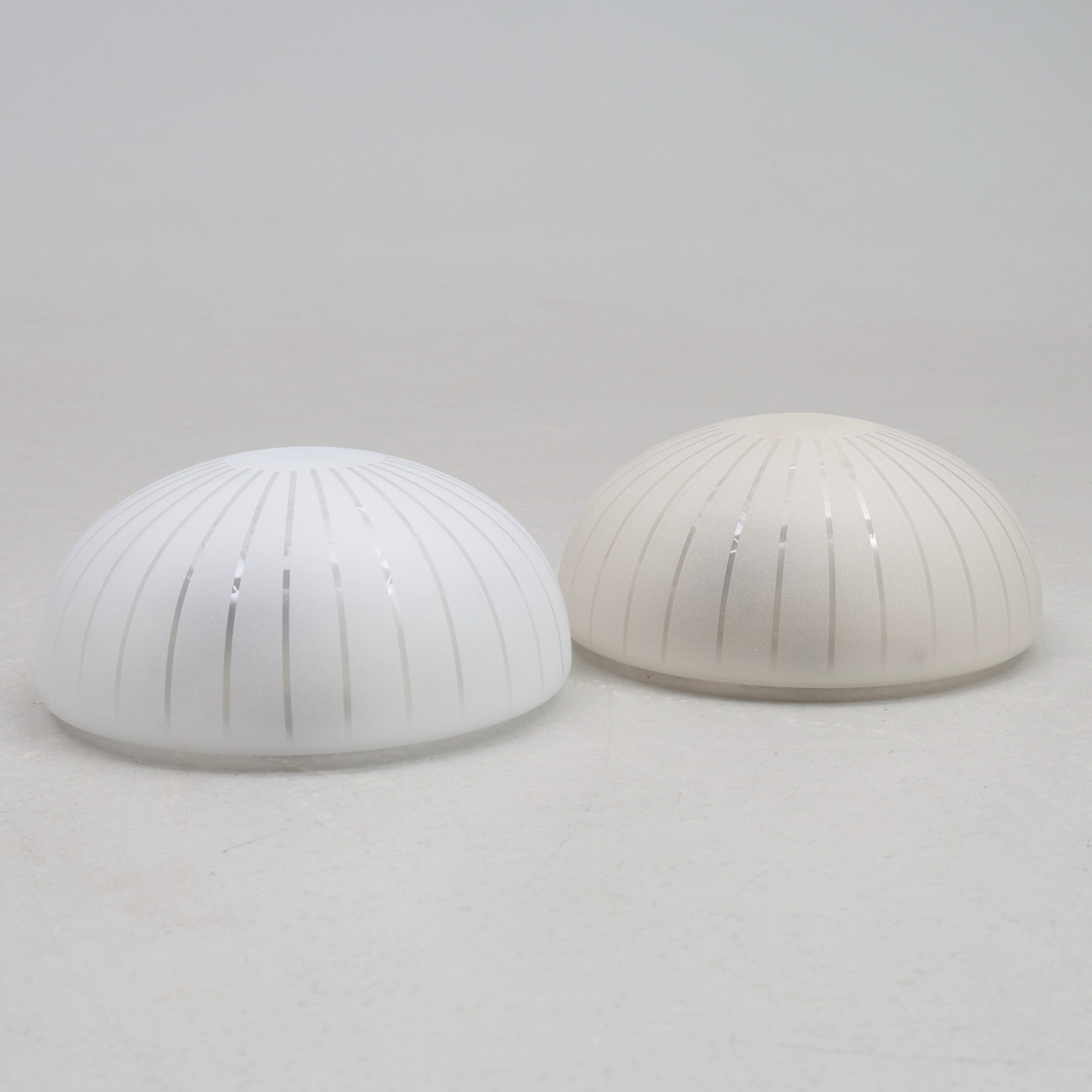 TAKPLAFONDER, ett par, glas/metall, 1900-tal.