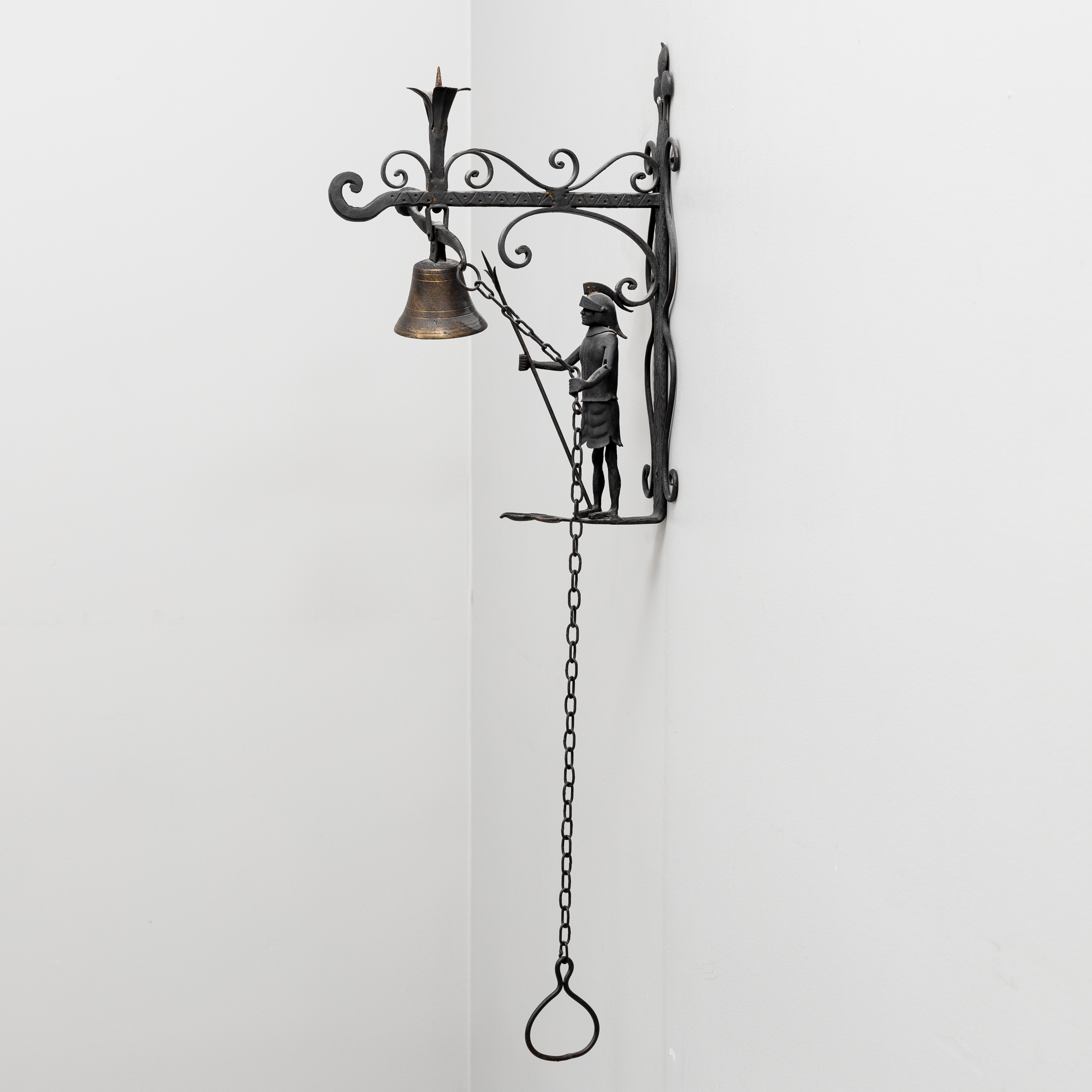 DÖRRKLOCKA, smide, med dekor av soldat, 1900-tal.