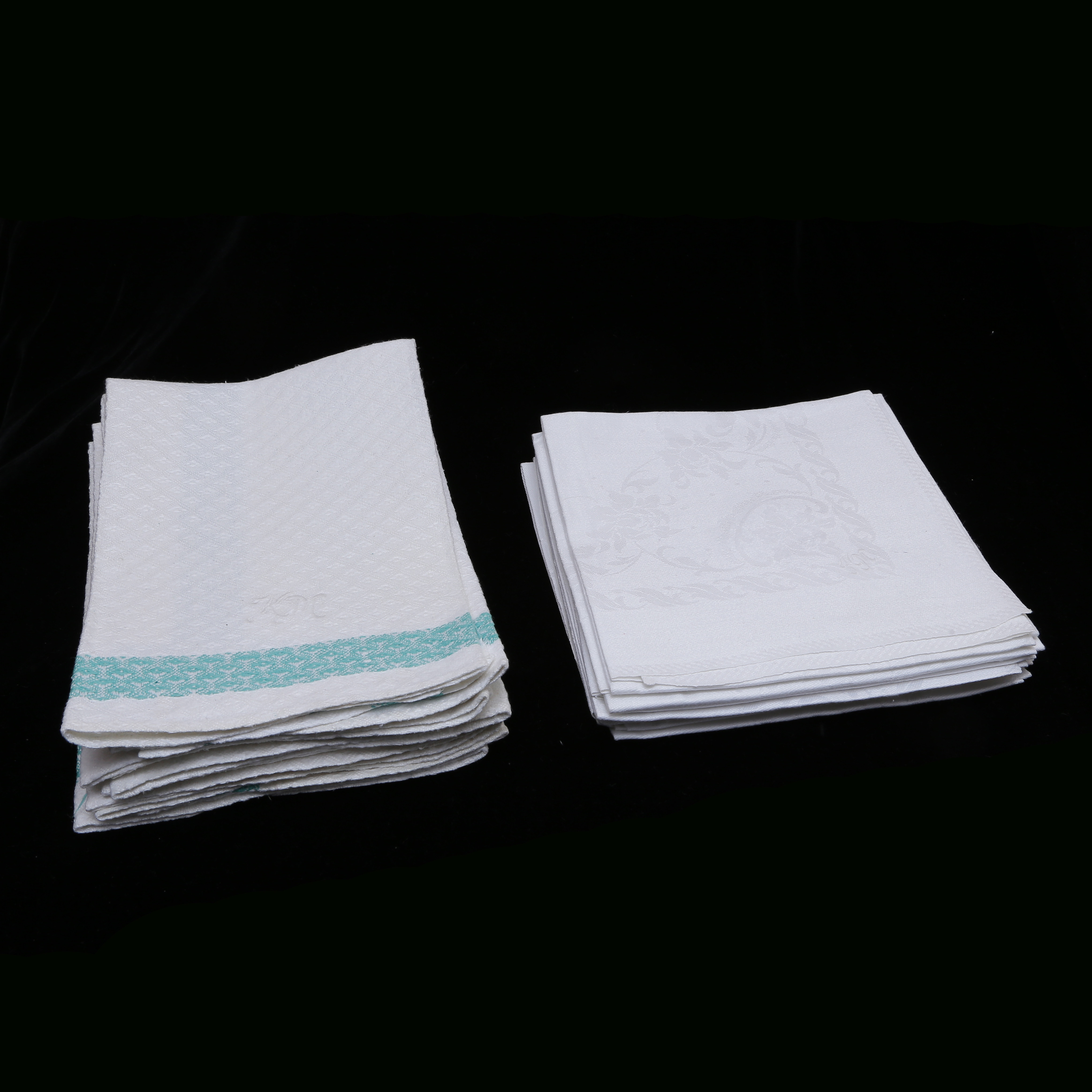 SAMLING GÄSTHANDDUKAR SAMT FINSERVETTER I LINNE, 14 DELAR, 1900-TAL.