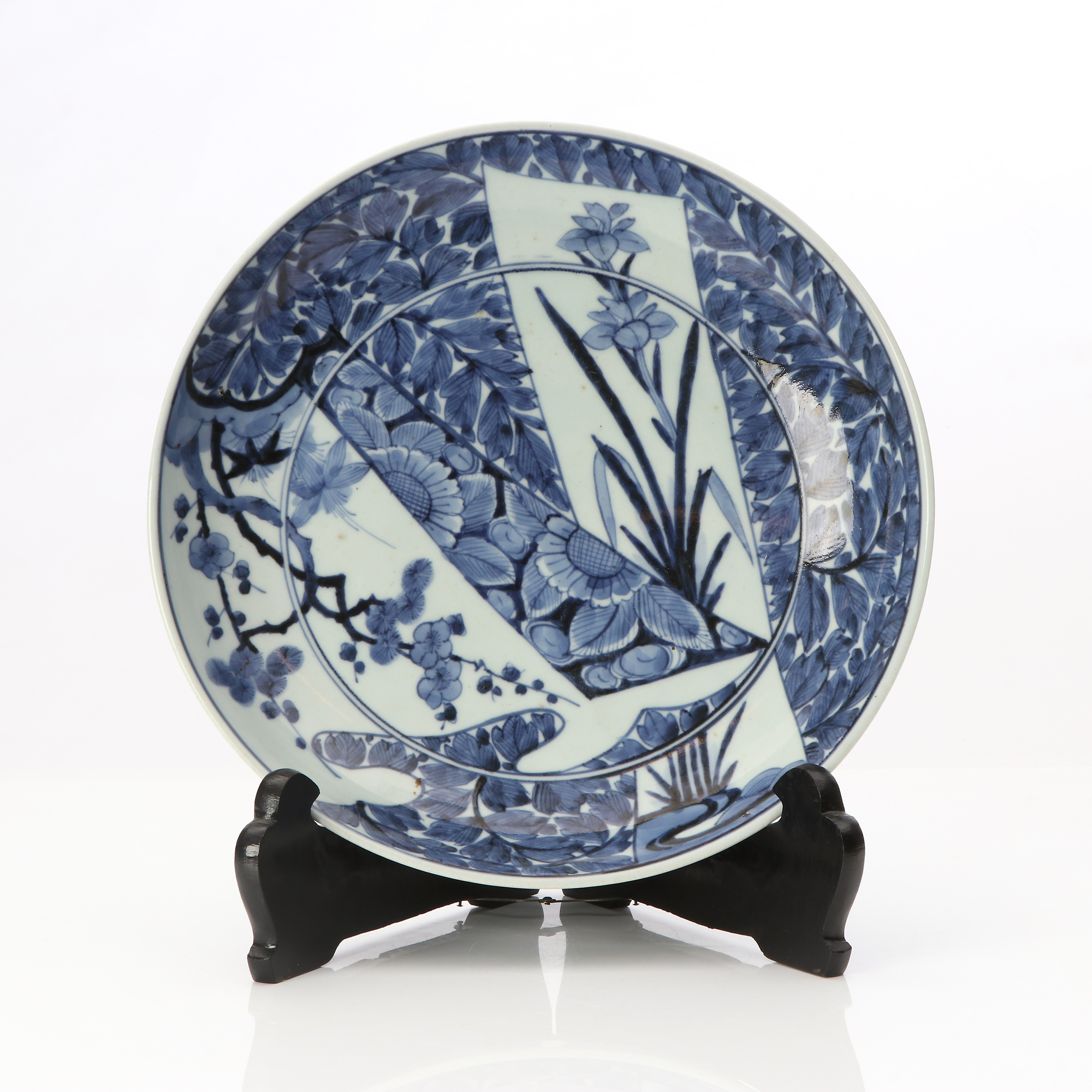 SKÅLFAT. Porslin med blåvit dekor. Japan, 1900-tal.