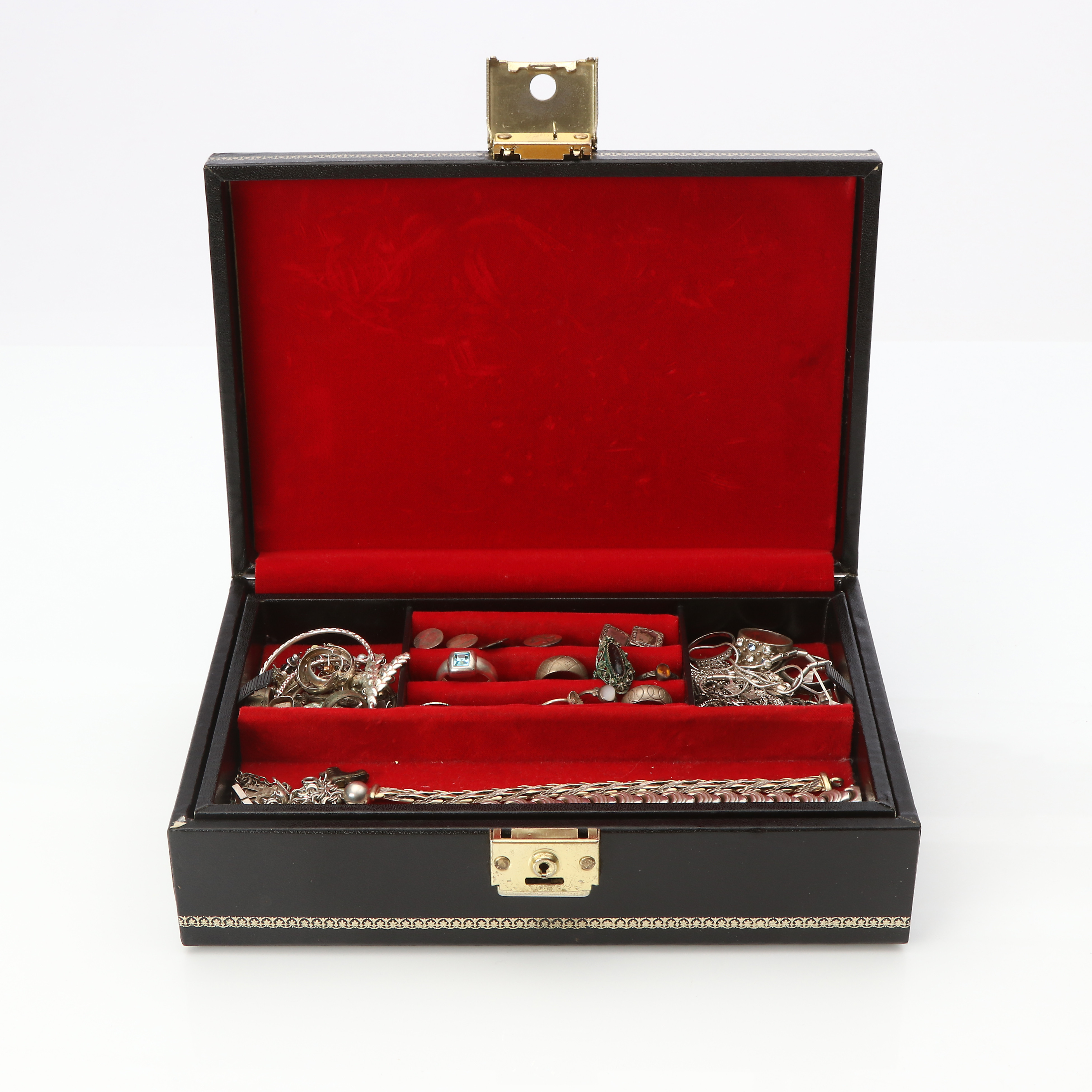 ETUI MED SMYCKEN OCH BIJOUTERIER. Silver och metall med lapis lazuli, ametist och odlade sötvattenpärlor.