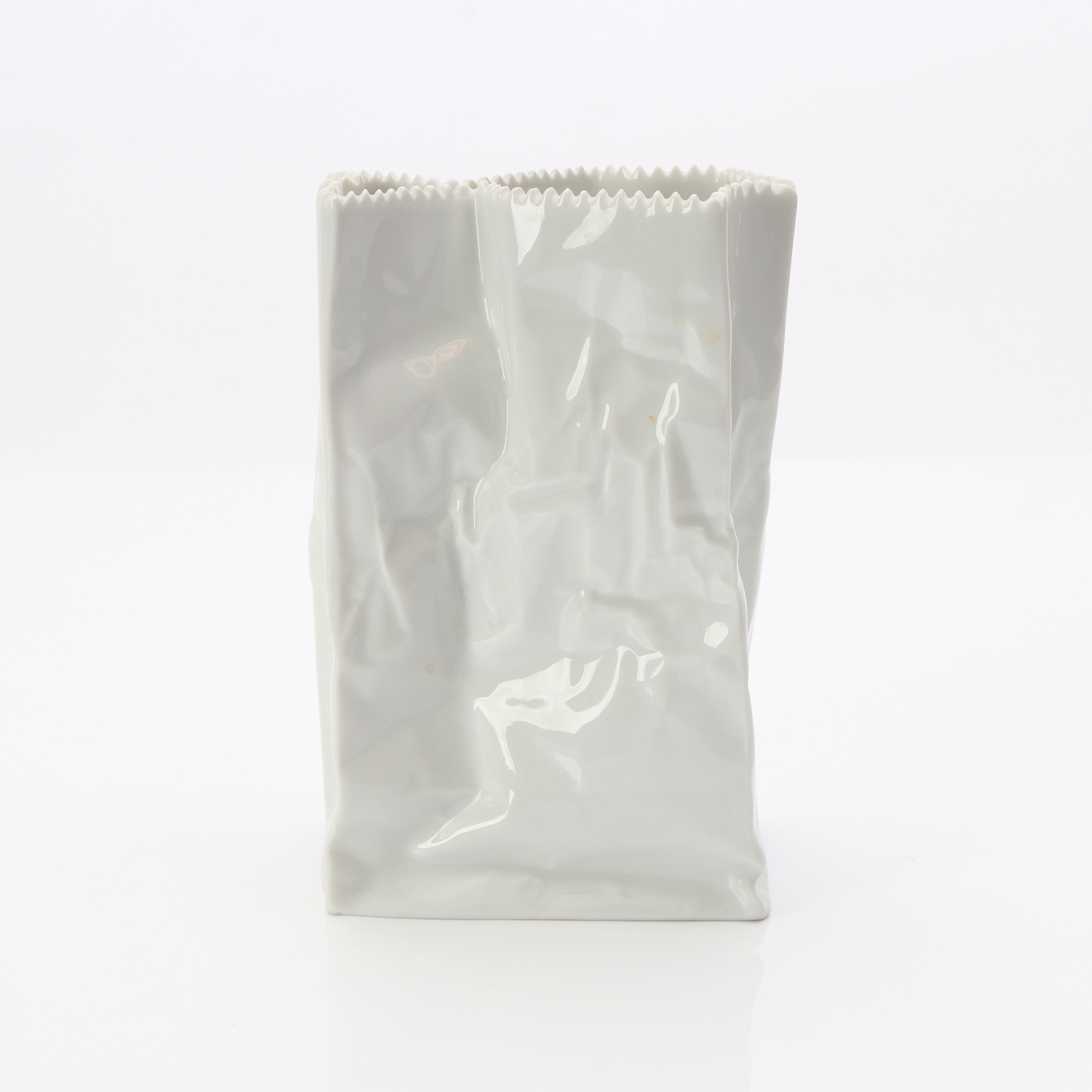 TAPIO WIRKKALA. VAS I FORM AV PÅSE. Porslin. Rosenthal. Märkt undertill.