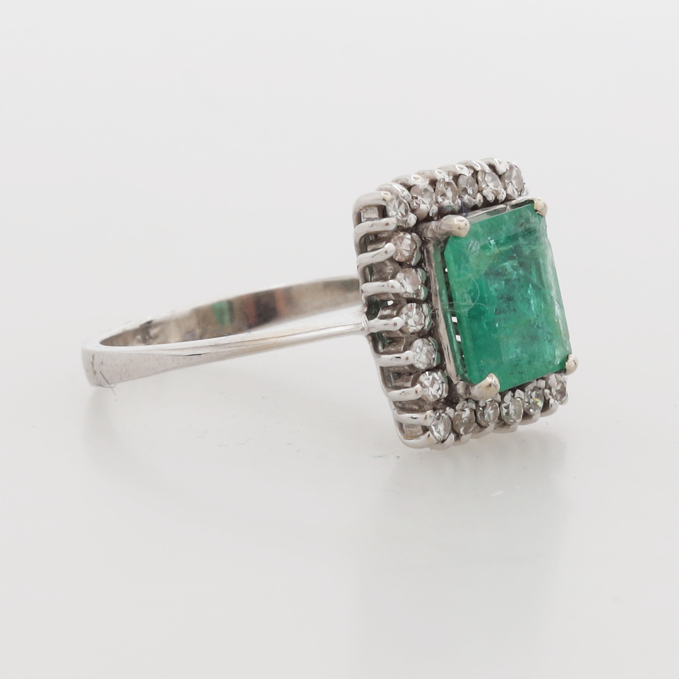 RING med smaragd samt diamanter, vitguld, 14K, totalvikt 4,65 gram.