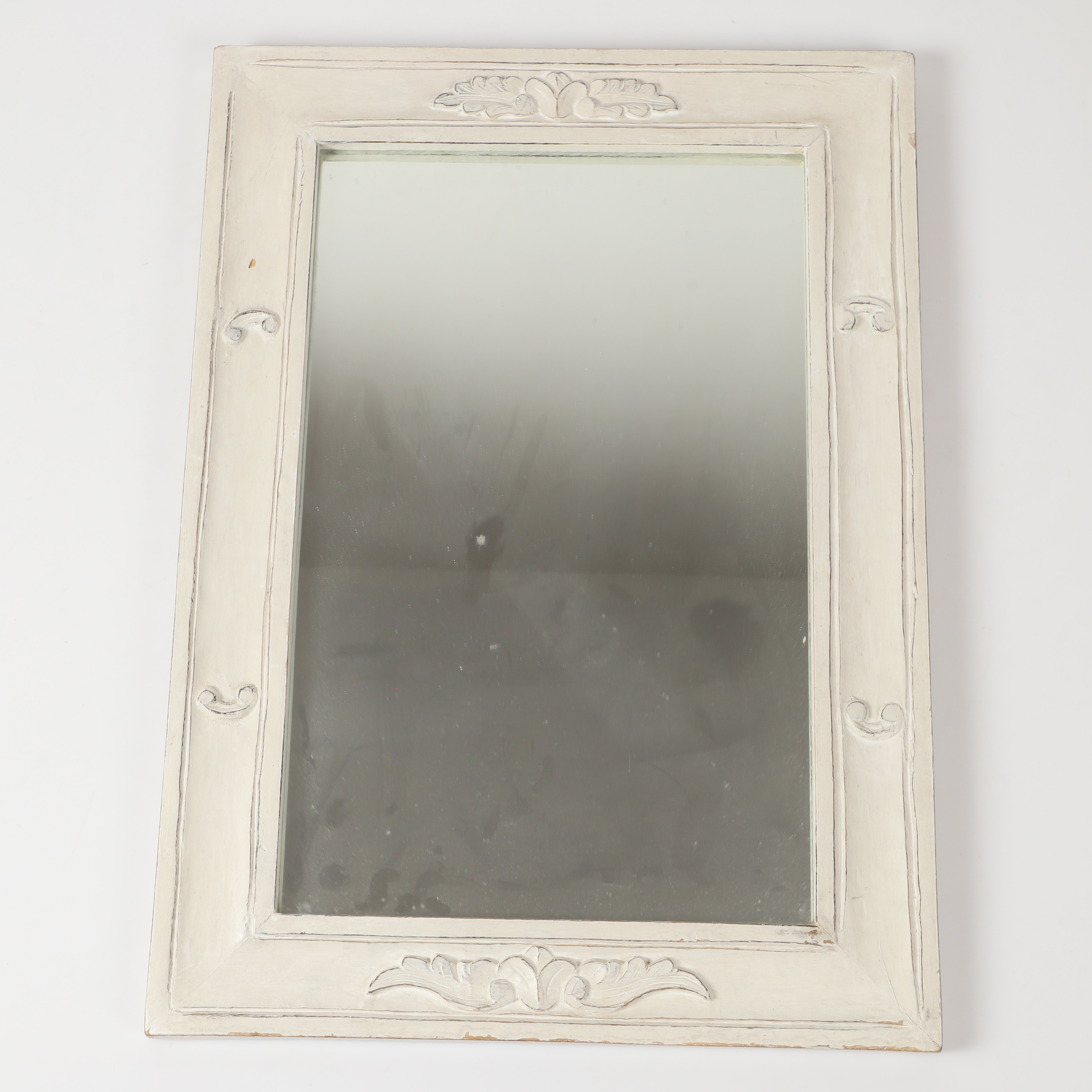 SPEGEL, målat trä med sniderier, 1900-talets senare del.