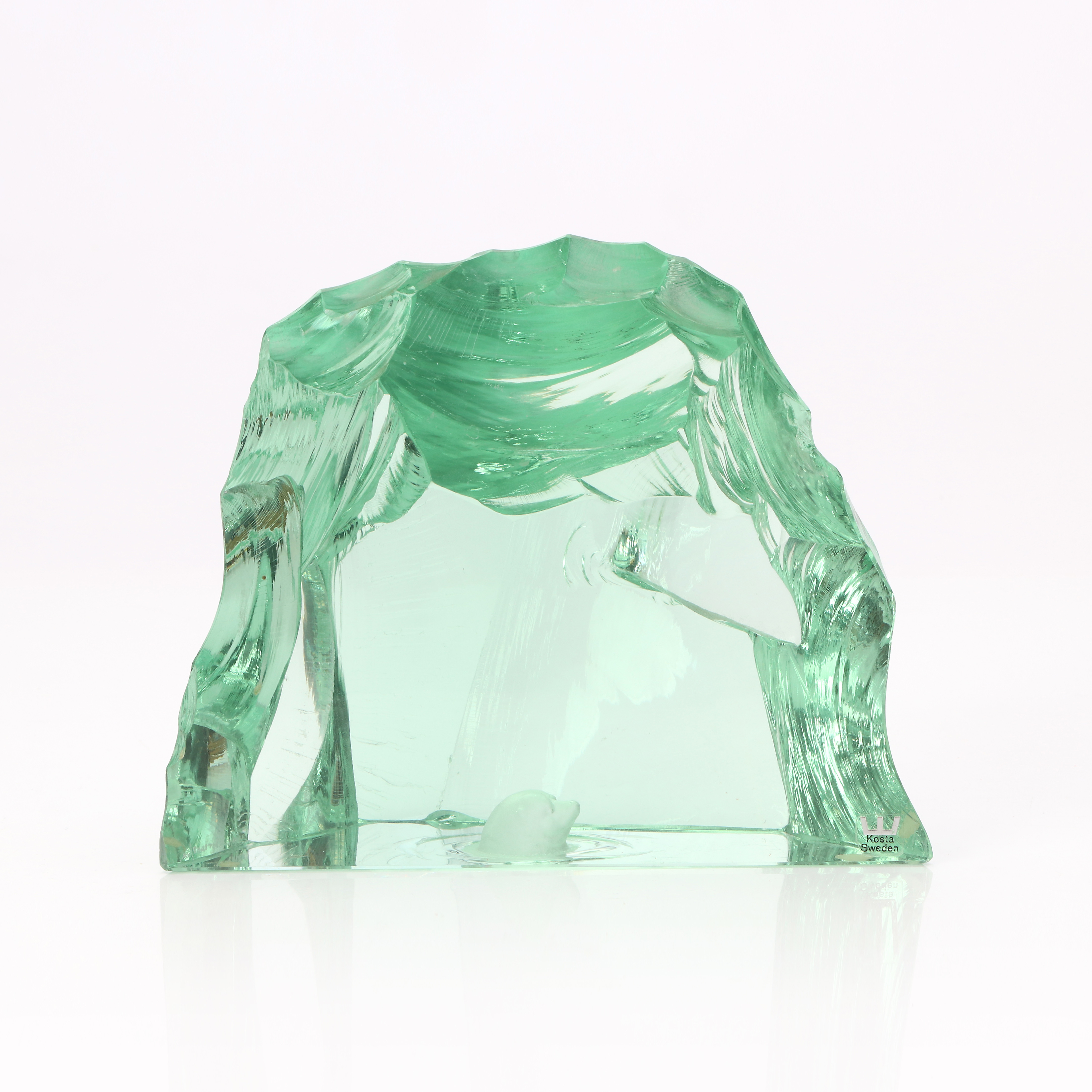 VICKE LINDSTRAND. GLASBLOCK. Kosta. Dekor av sälhuvud. Signerat.