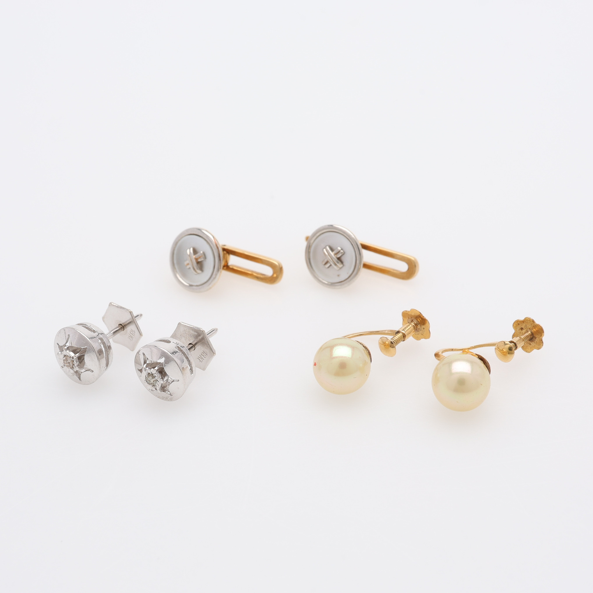 2 PAR ÖRHÄNGEN, 1 PAR SKJORTKNAPPAR 18K.