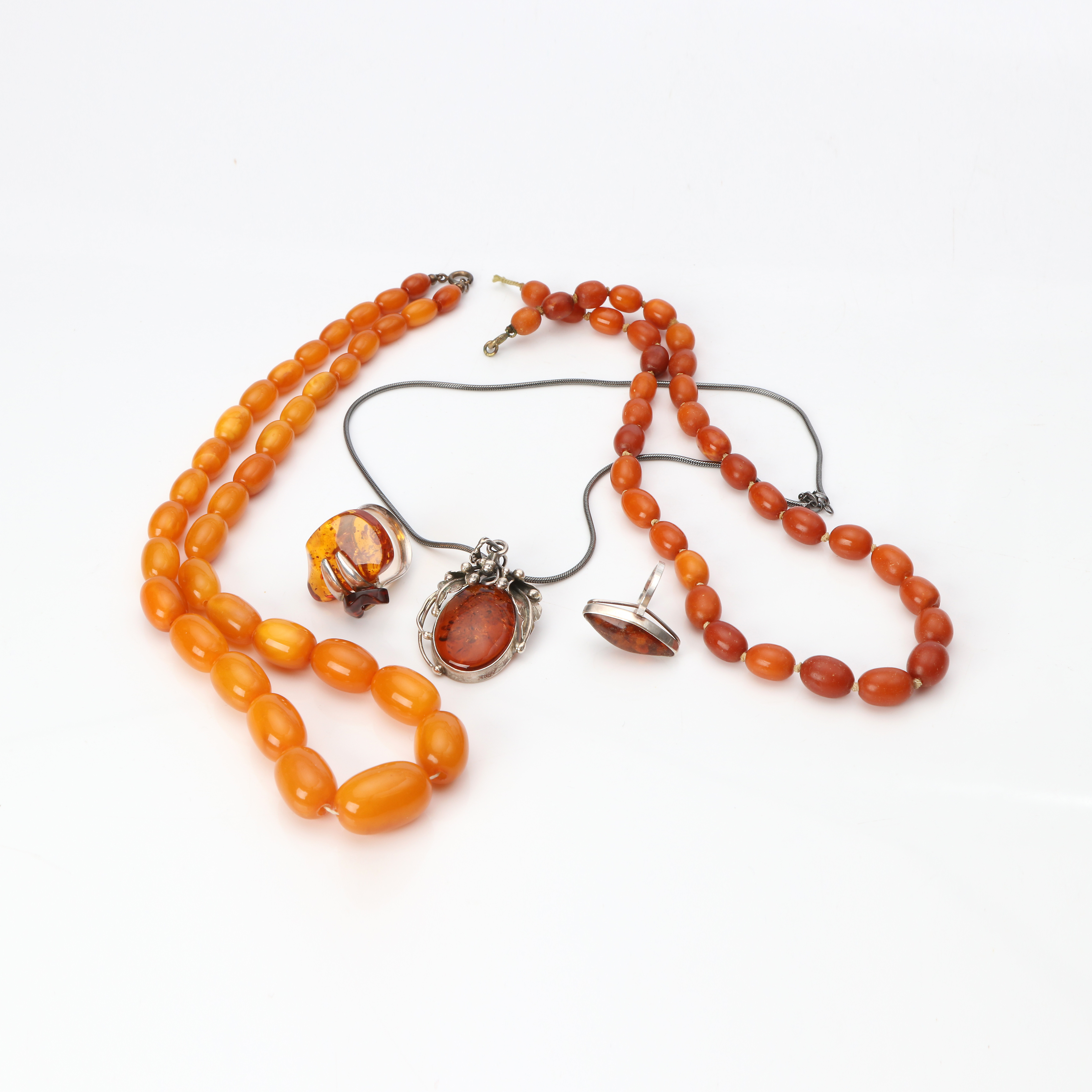 SMYCKEN, FEM ST. Silver med bärnsten och bärnstensimitation.