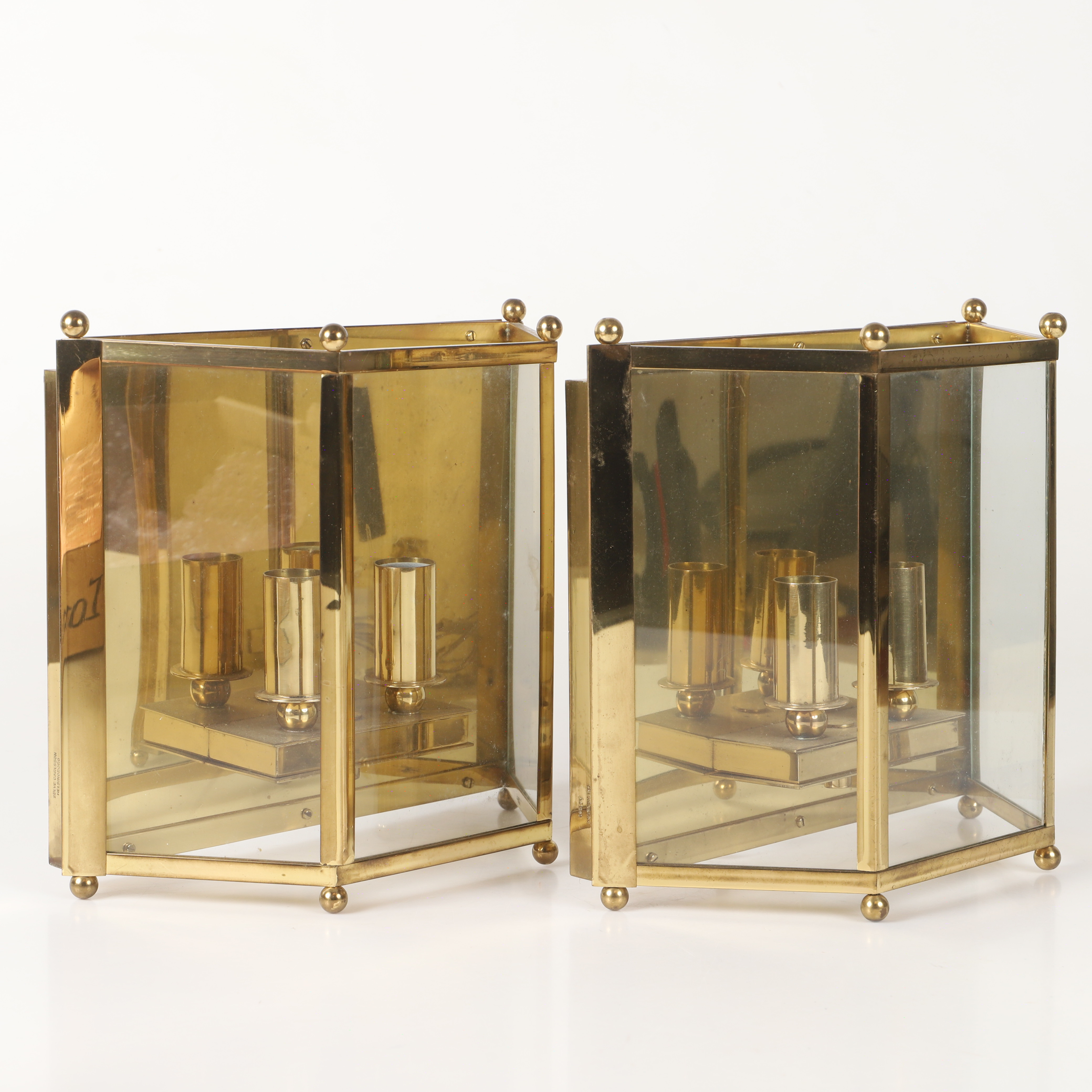 SÖLVE CARLSSON. VÄGGLAMPETTER, 2 stycken, mässing/glas, Sölve Carlsson, Helsingborg, 1980.