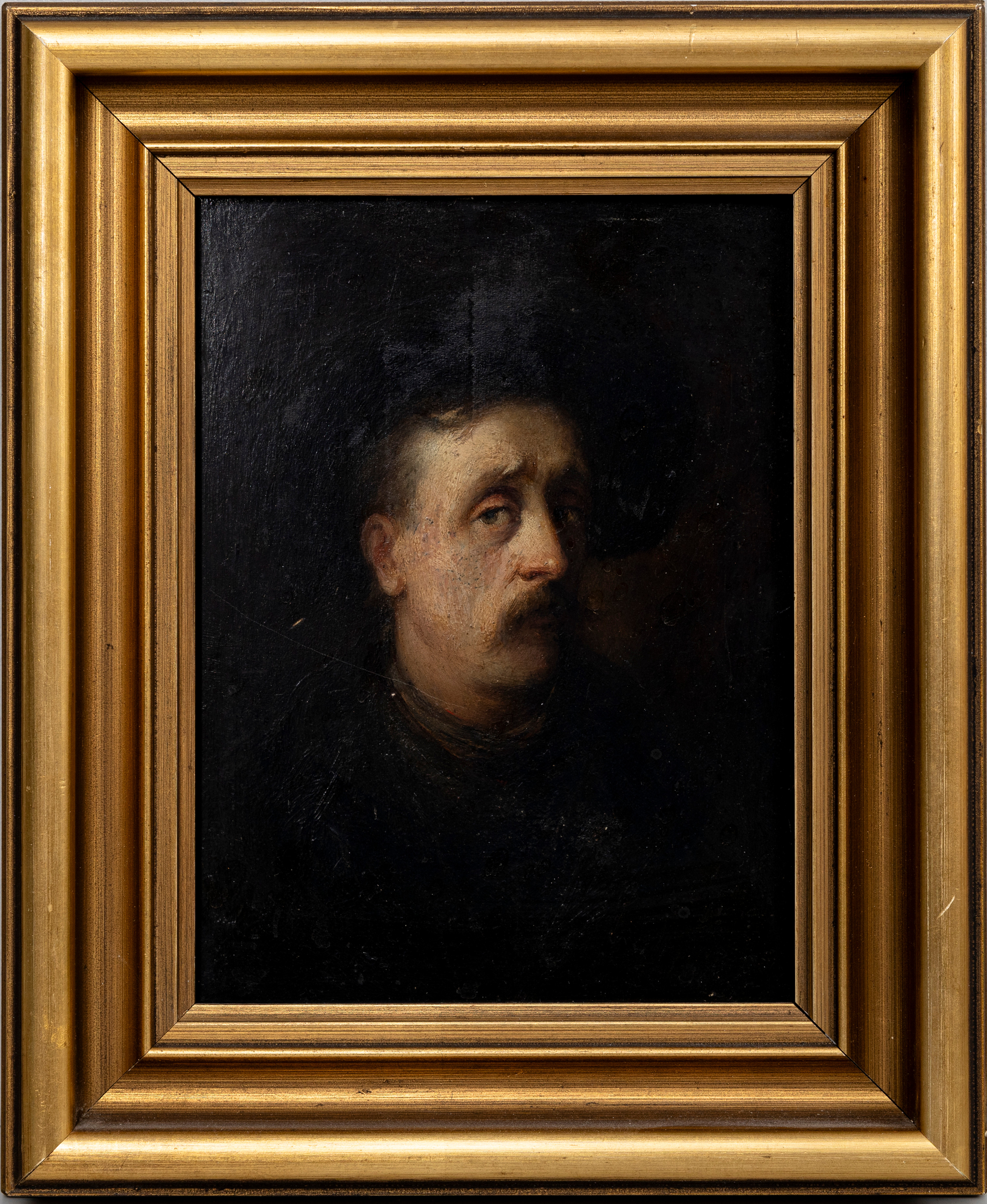 OKÄND KONSTNÄR. Man med hatt, olja på pannå, 1800-tal.