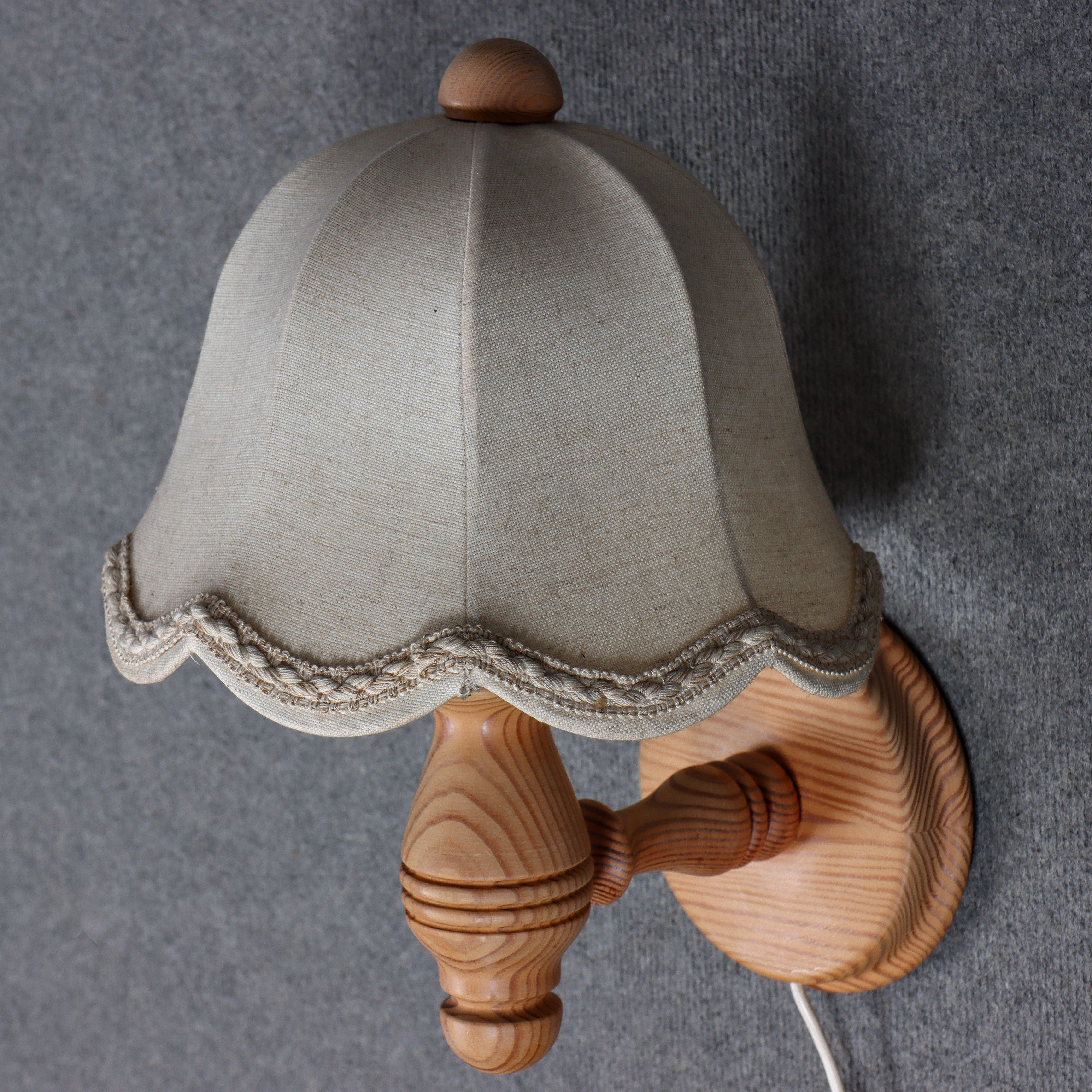 VÄGGLAMPA, FURU, 1900-TALETS ANDRA HÄLFT.