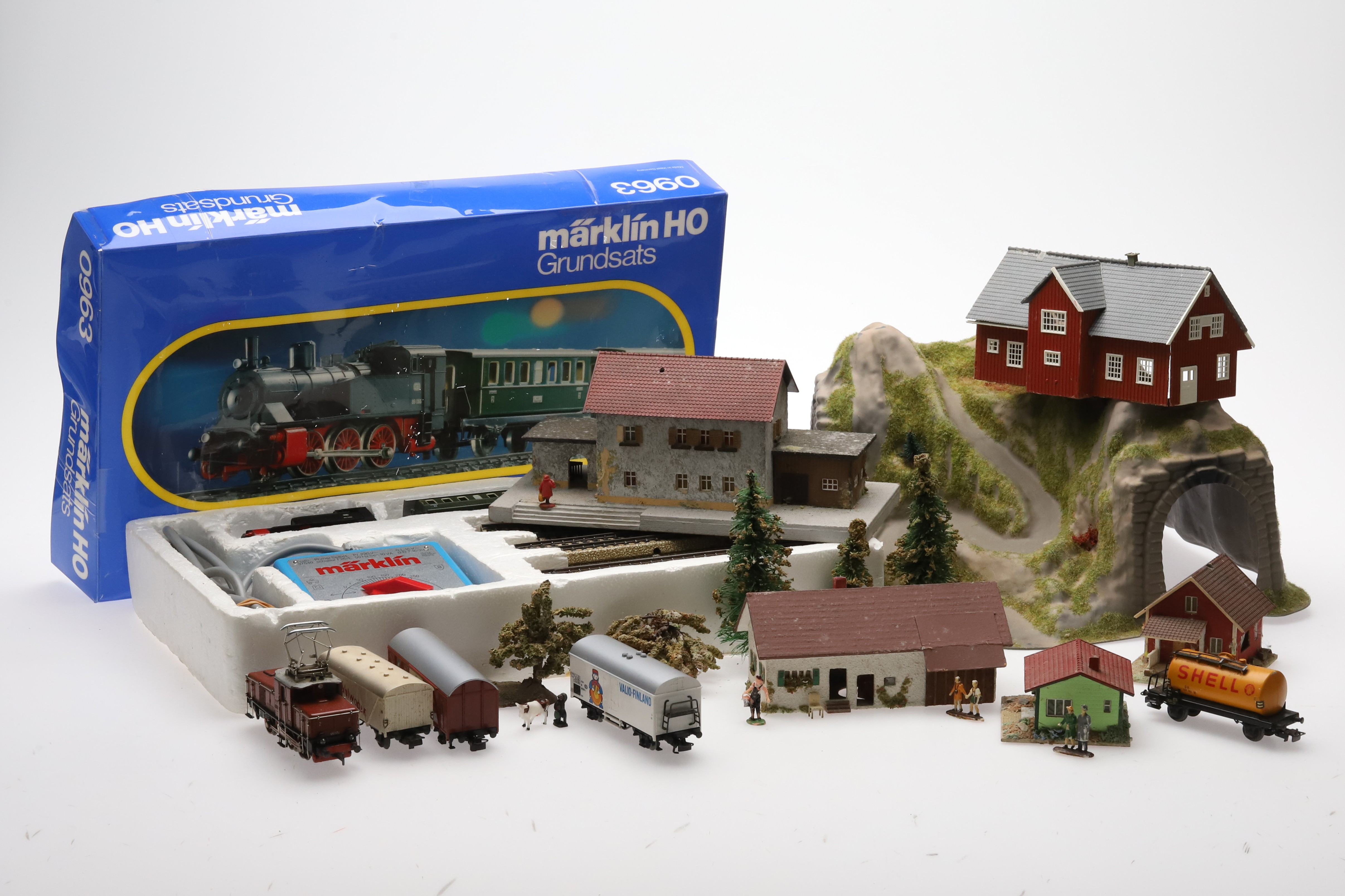 MÄRKLIN MODELLJÄRNVÄG, grundsats 0963 samt, lok, vagnar, räls, transformator, och byggnader, H0.