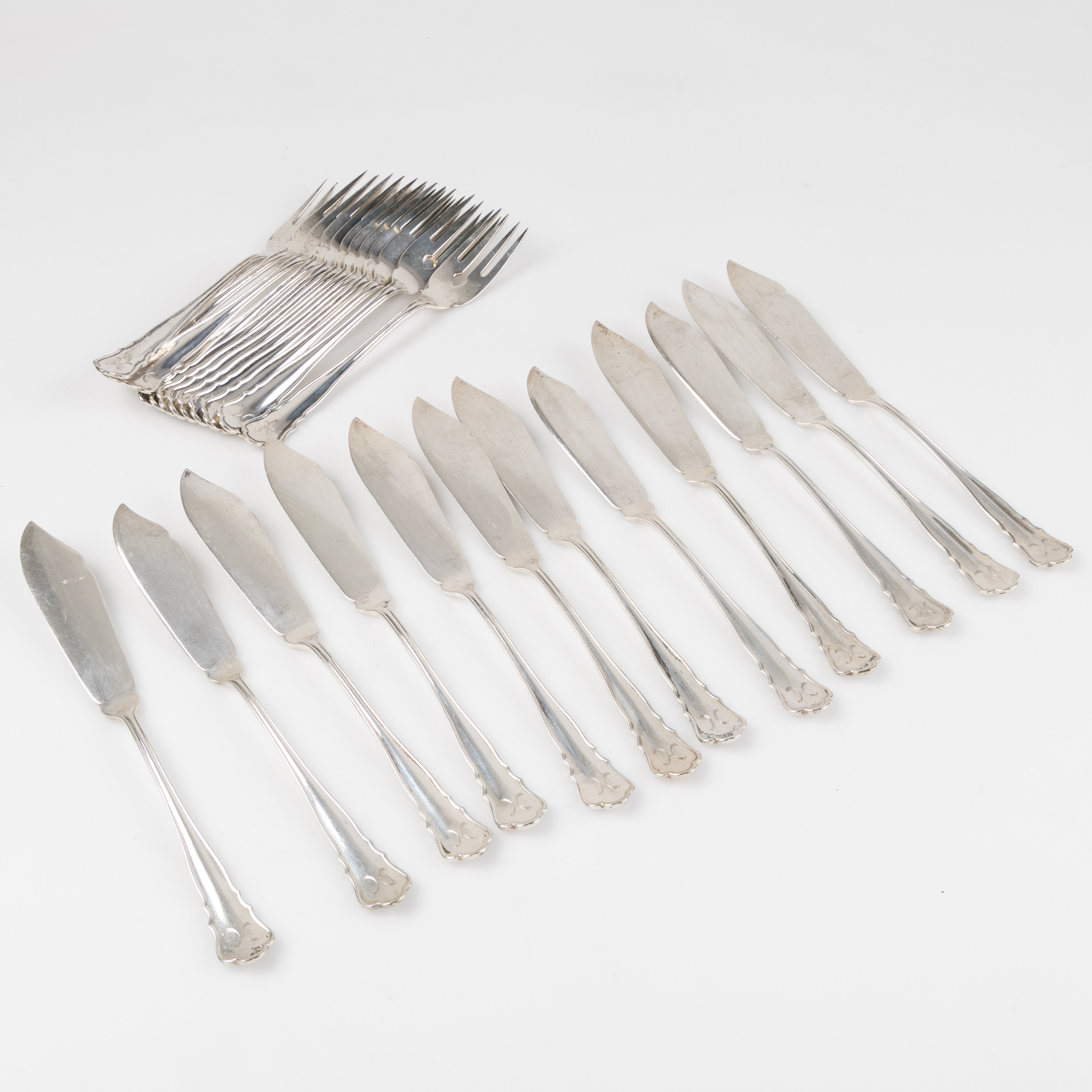 NORDISKA KOMPANIET, STOCKHOLM, Fiskbestick i silver, modell "Chippendahle", för 12 personer.
