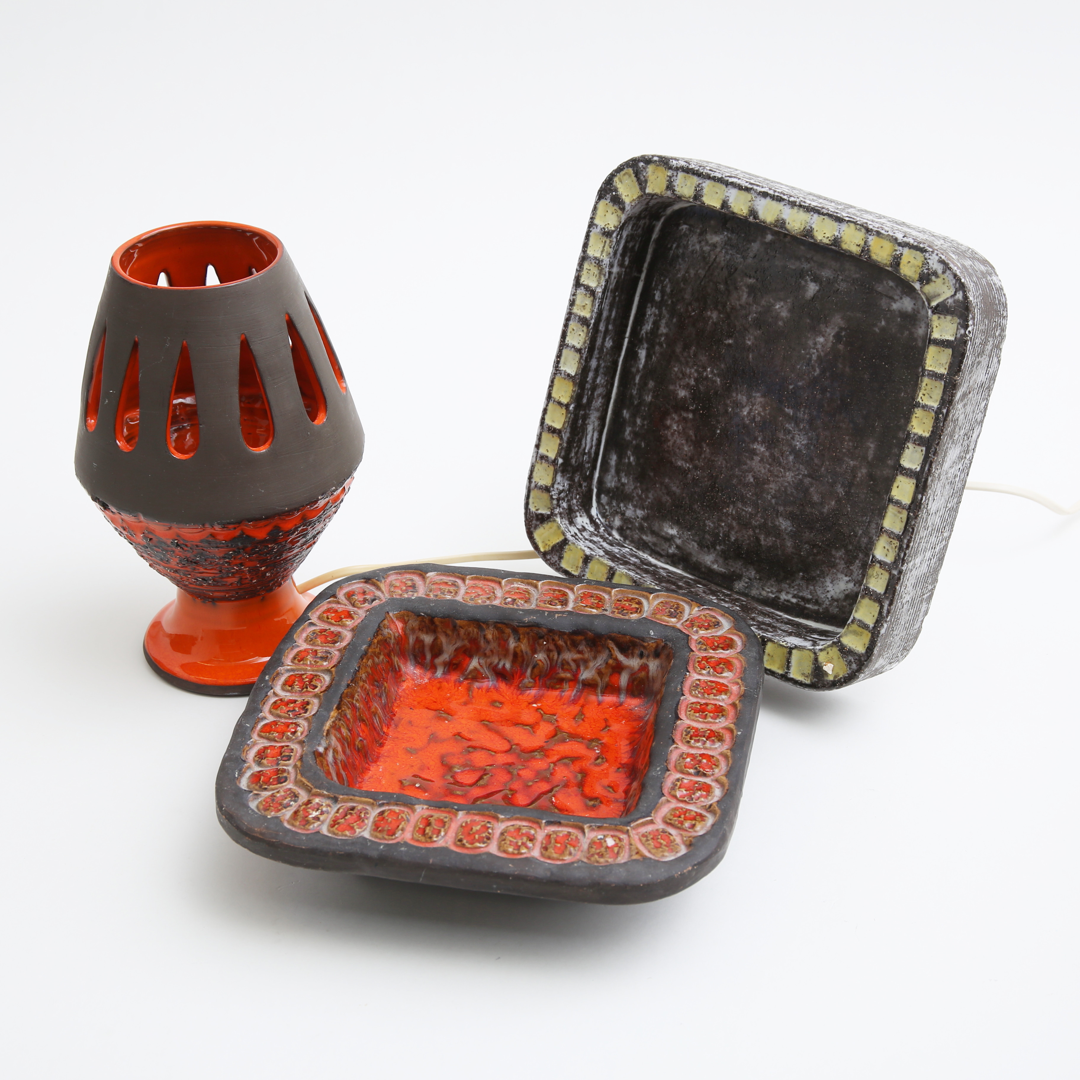 SKÅLFAT samt BORDSLAMPA, stengods, Upsala-Ekeby samt Norrmans i Motala.