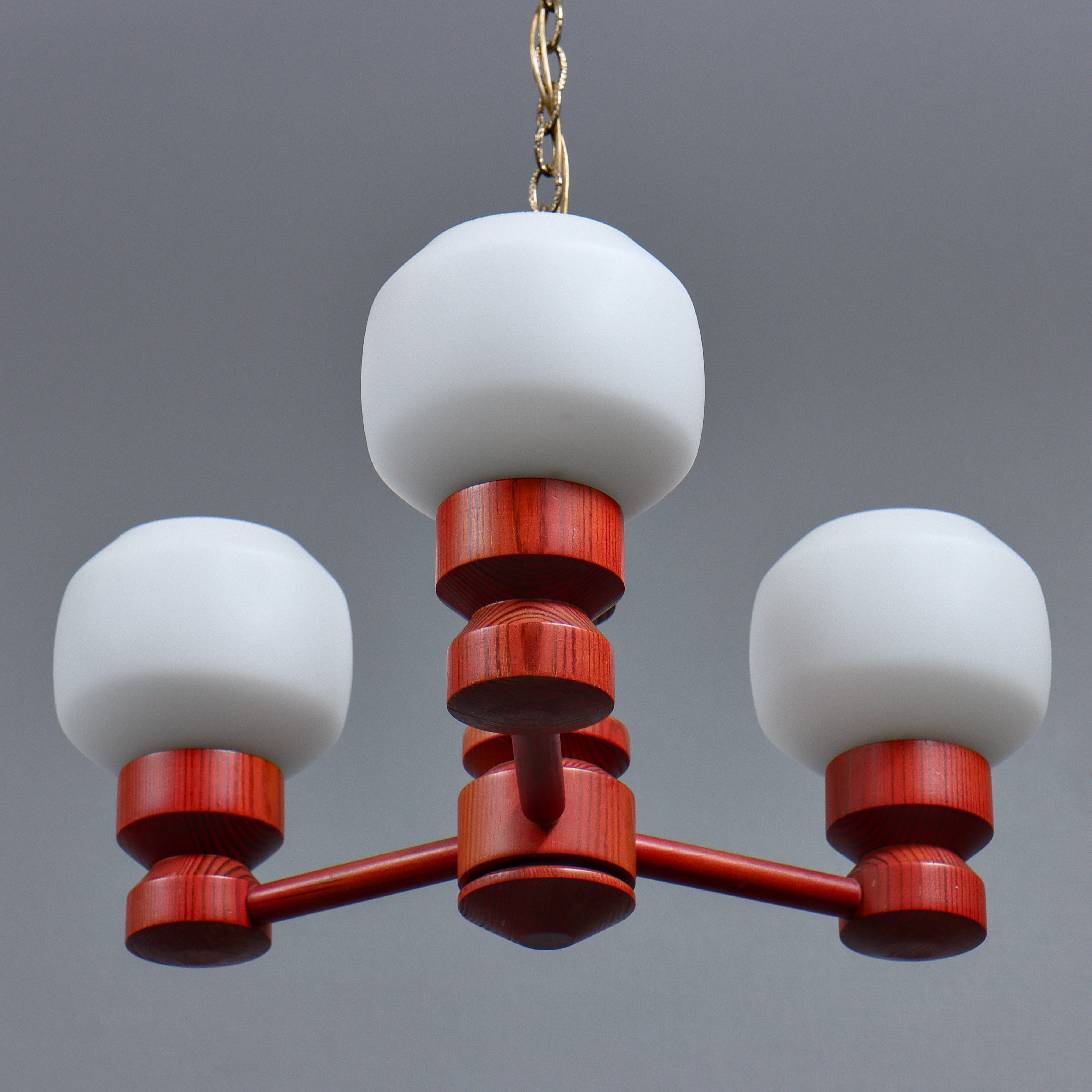 TAKLAMPA, RÖDBETSAD FURU, KUPOR I GLAS, MÄSSING, 1970-TAL.