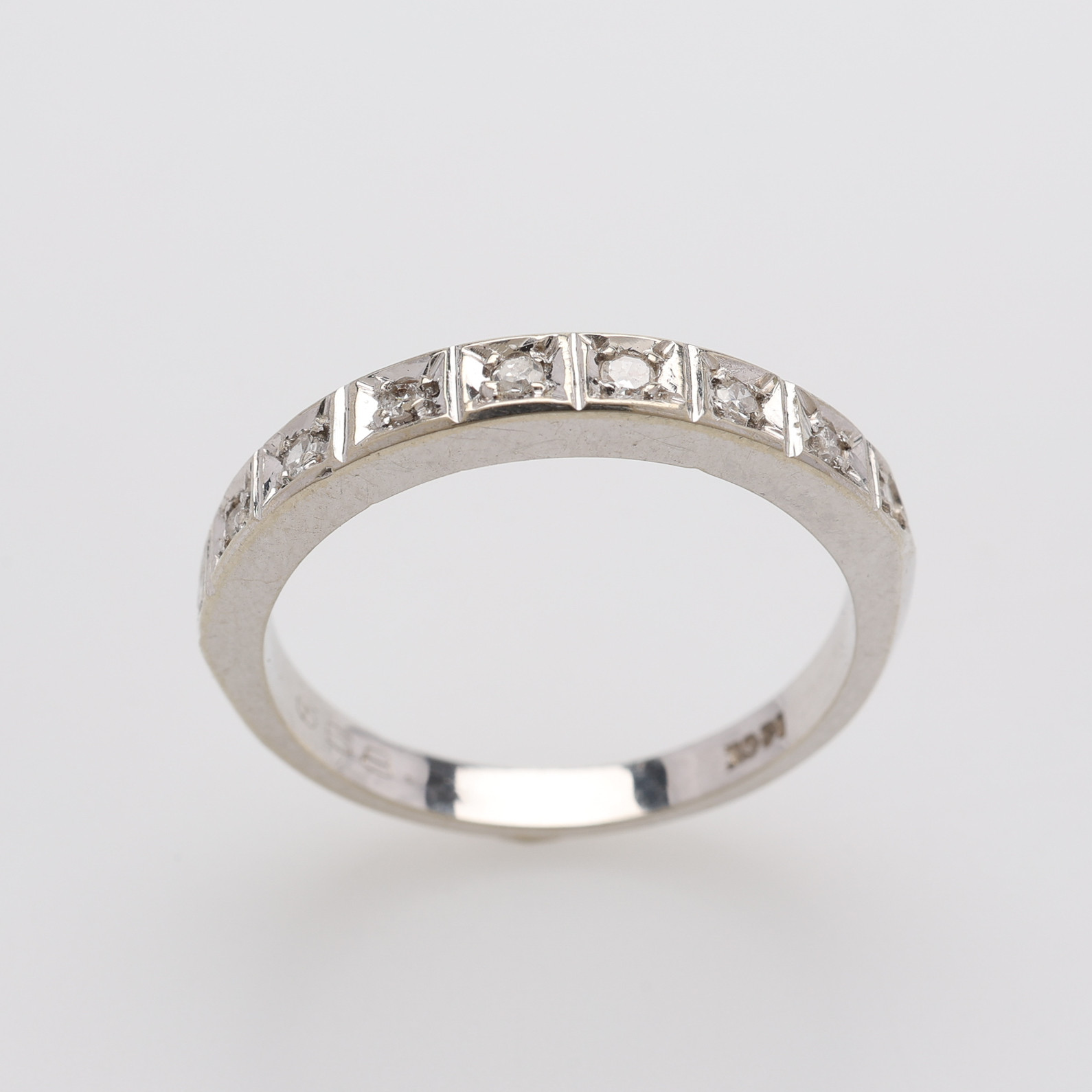 RING, 18K VITGULD & 9 ST SMÅ DIAMANTER, TOTALT Ca. 3,1 g.