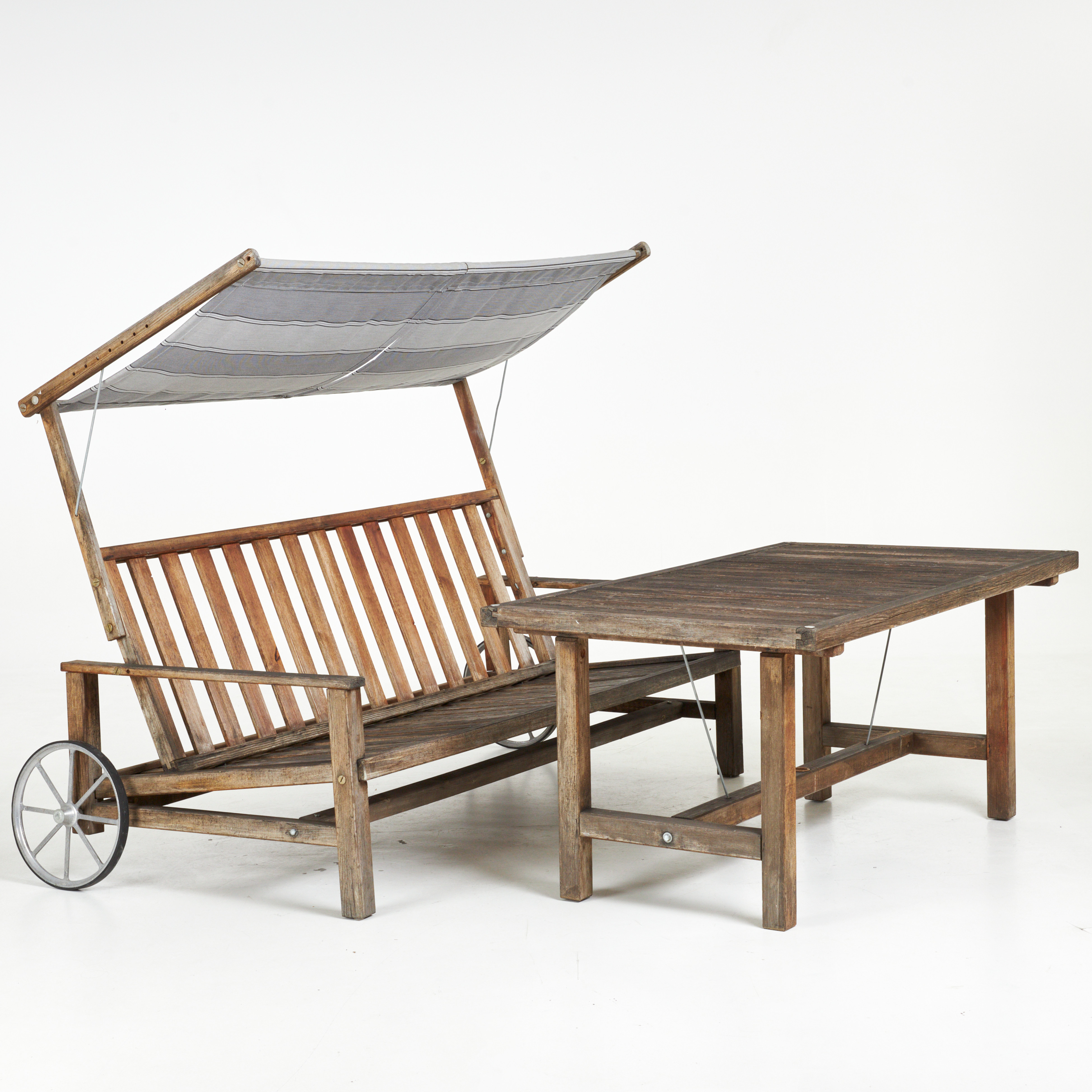 ELSA STACKELBERG. Soffa med solskydd, samt trädgårdsbord, Fri Form, 1900-talets andra hälft, brickmärkta.