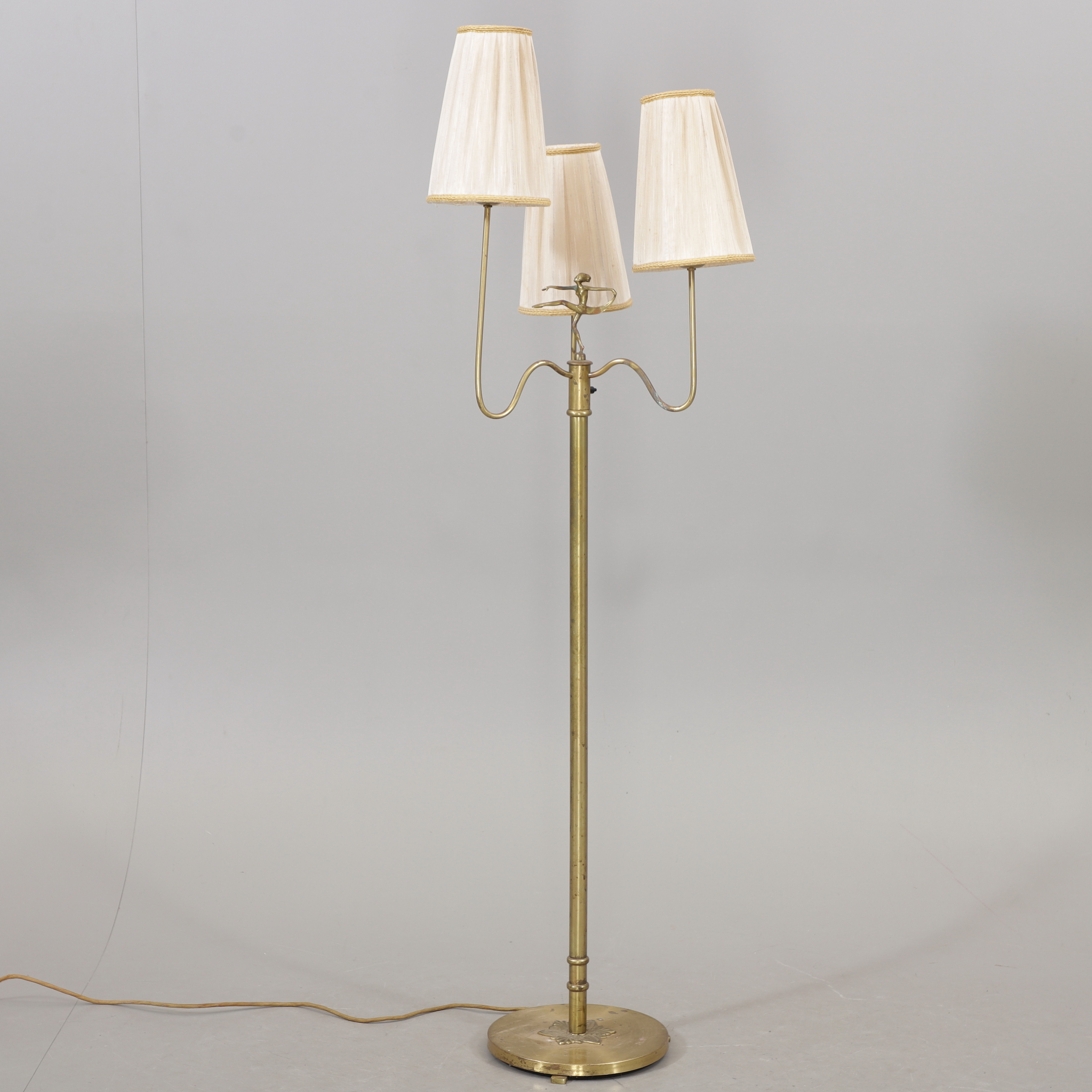 GOLVLAMPA, mässing, 1900-talets första hälft.