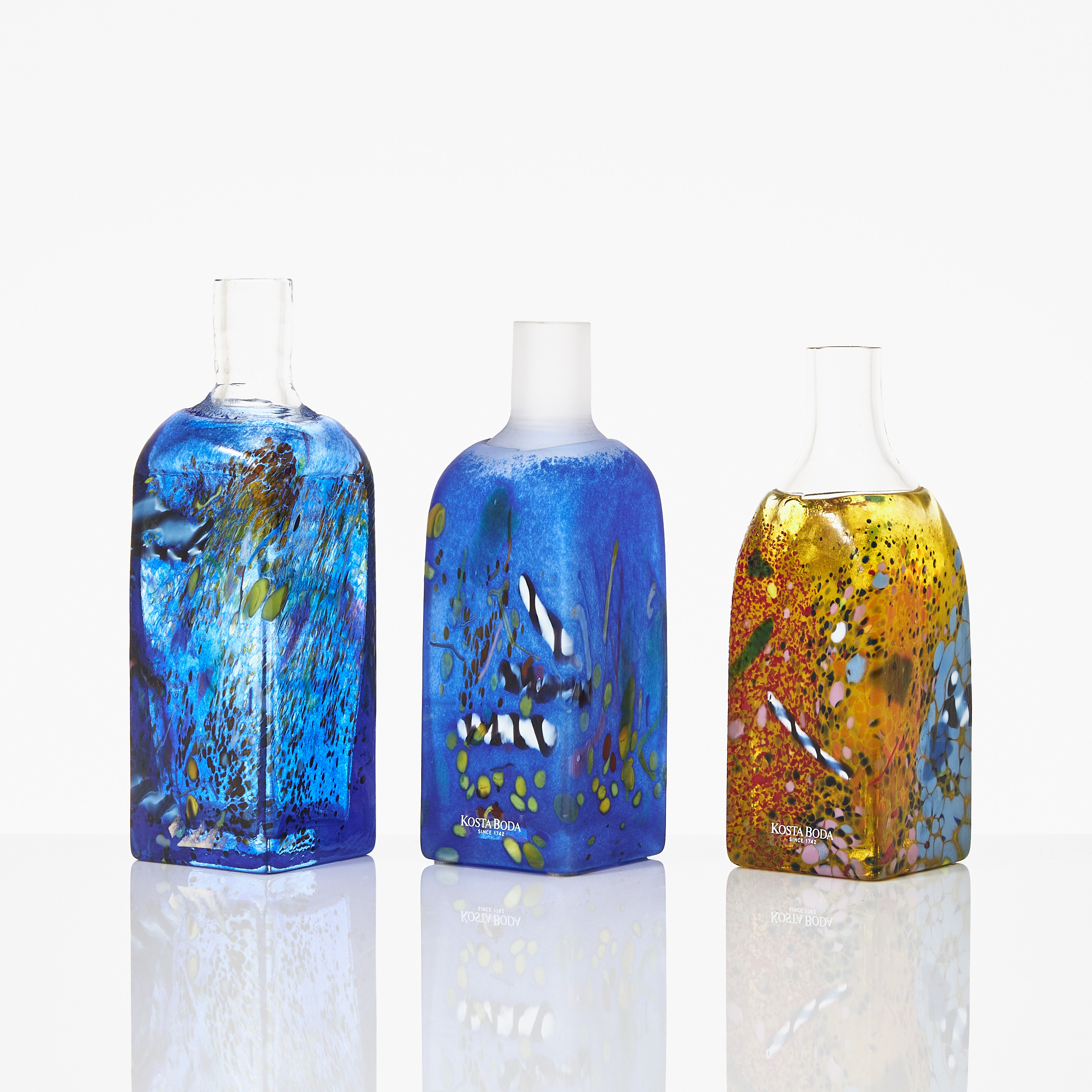 BERTIL VALLIEN. Vaser / Flaskor, 3 stycken, Kosta Boda Atelier, invälsad polykrom dekor, 2 signerade.