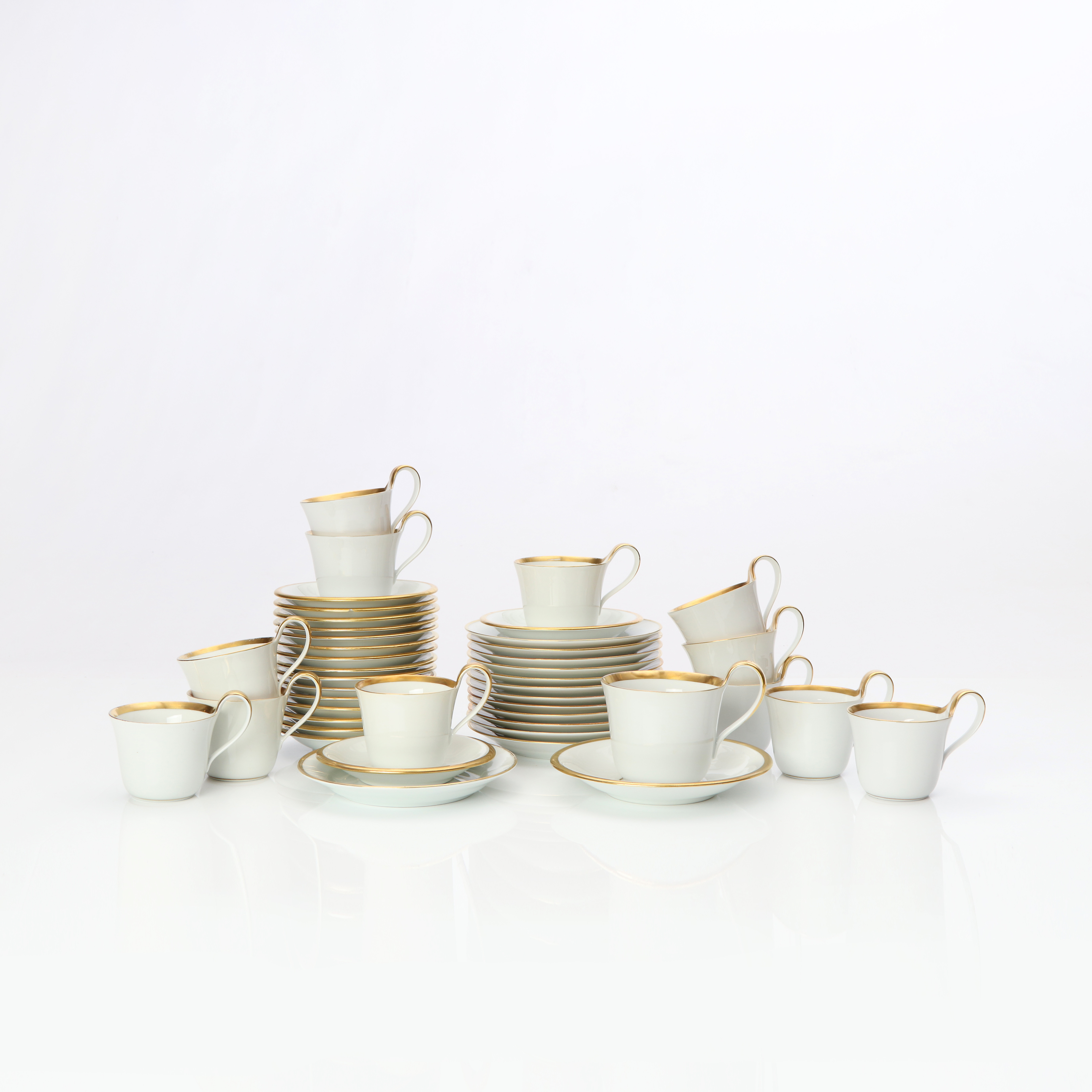 BING & GRÖNDAHL, SERVISDELAR, 26 ST. Porslin med förgylld dekor. "Antique".