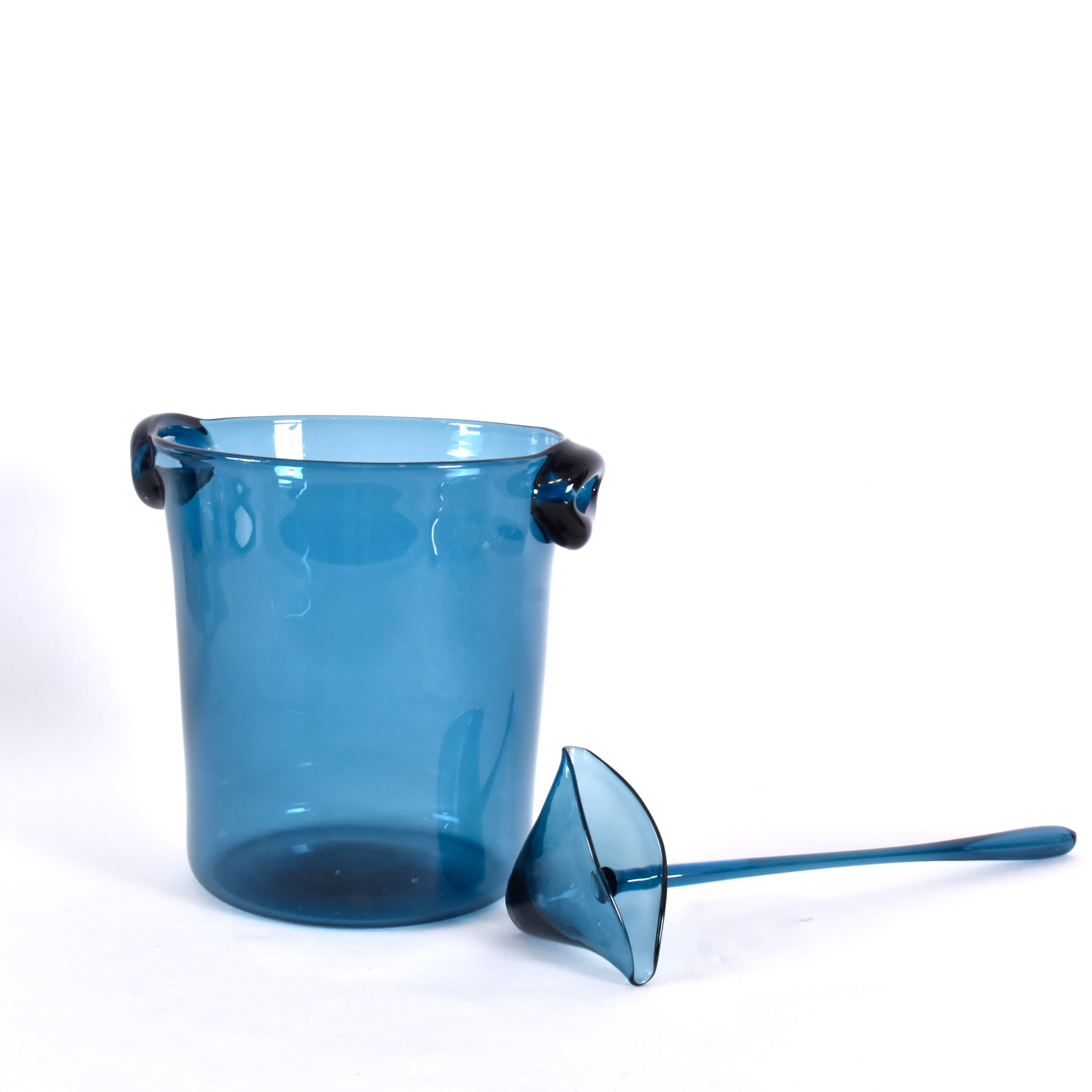 NILS LANDBERG. CHAMPAGNEKYLARE/BÅLSKÅL SAMT BÅLSLEV, blå glasmassa, Orrefors.