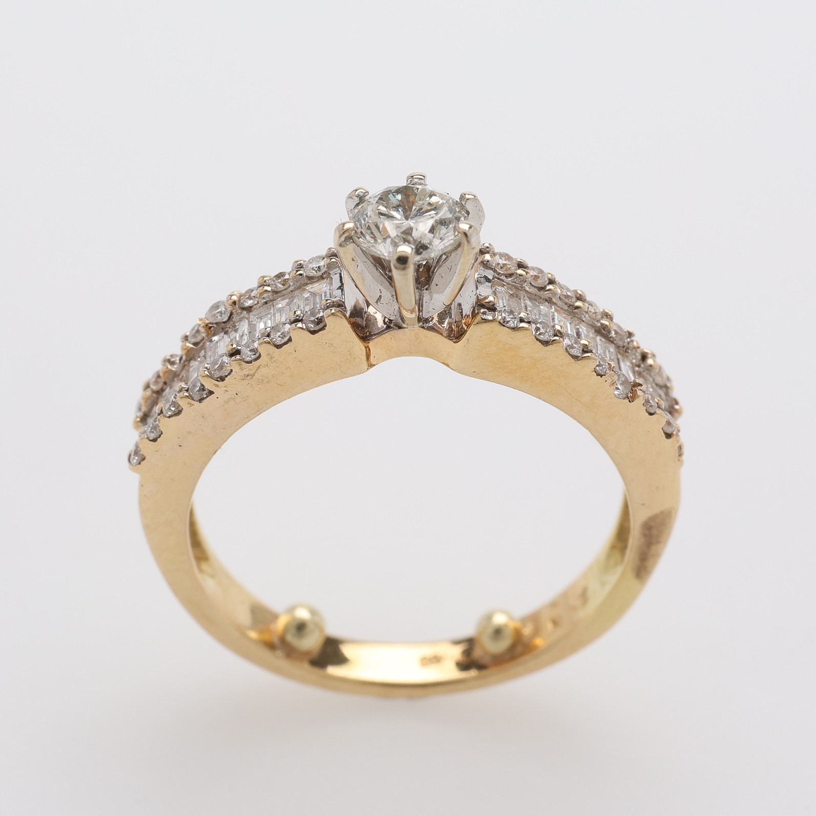 RING, 18K GULD & DIAMANTER OM TOTALT CA 0,50 CT ENLIGT GRAVYR, TOTALVIKT Ca. 4,6 g.