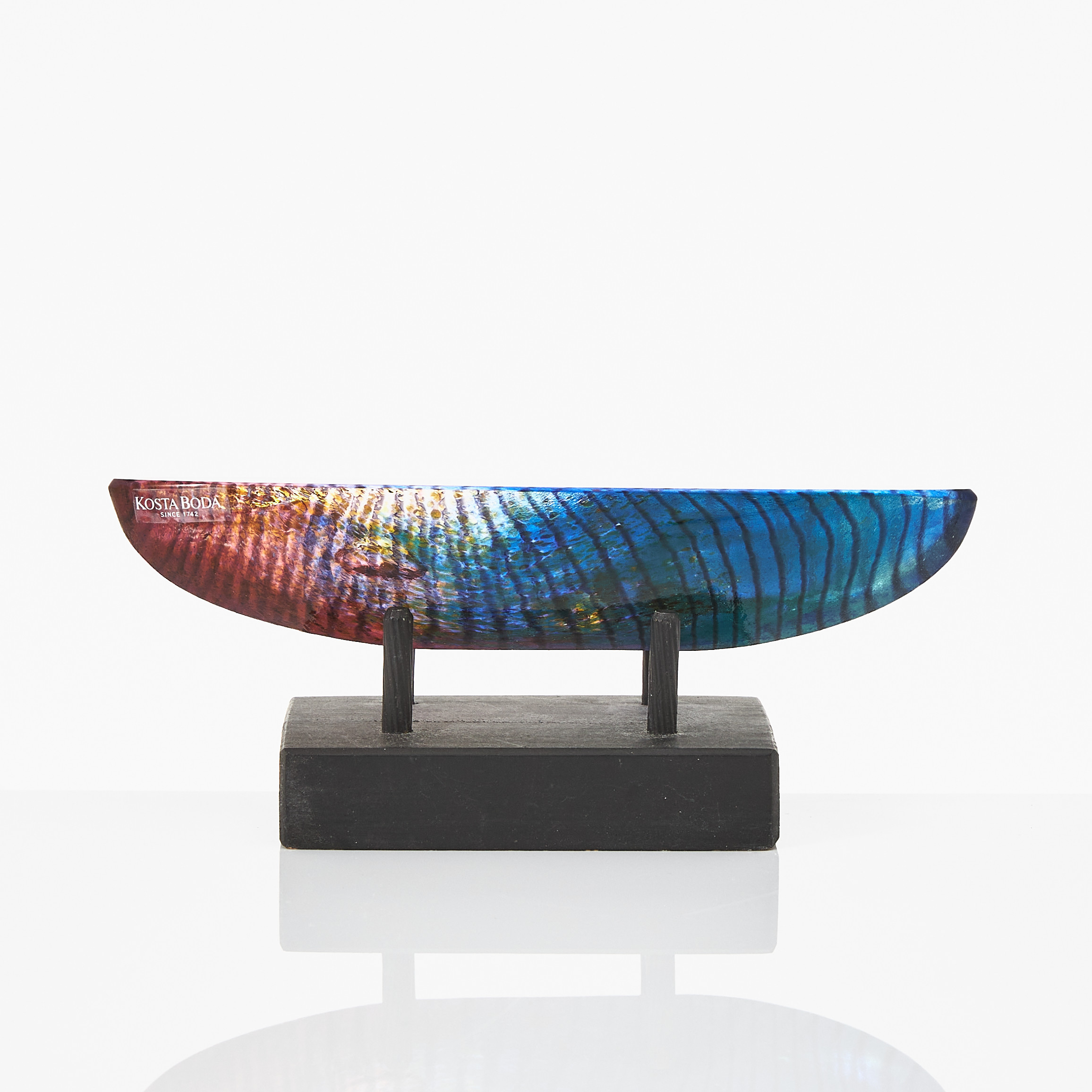 BERTIL VALLIEN. Skulptur, glas, i form av båt, Kosta Boda. innesluten dekor. Signerad Kosta Boda B Vallien 005821-95.