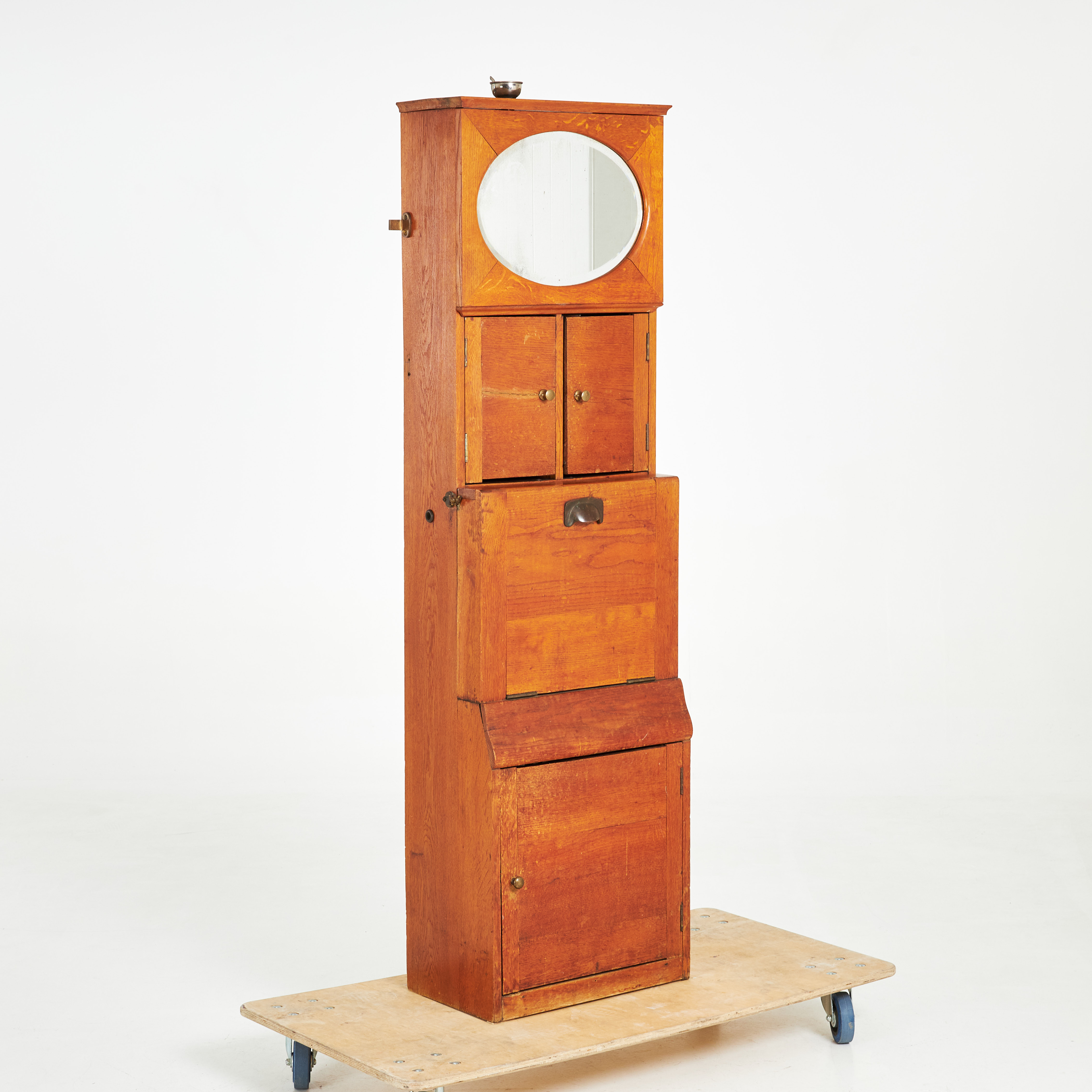 FARTYGSKOMMOD MED SPEGEL. Skal i ek, glaserad porslins ho, beslag i mässing.