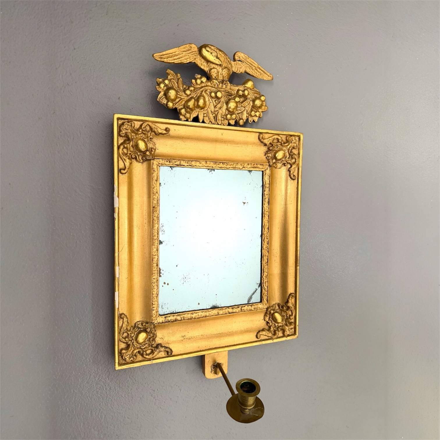 SPEGELLAMPETT, 1800-tal, bronserad delvis förgylld, ljusarm i mässing, krön med träskuren dekor av örn.