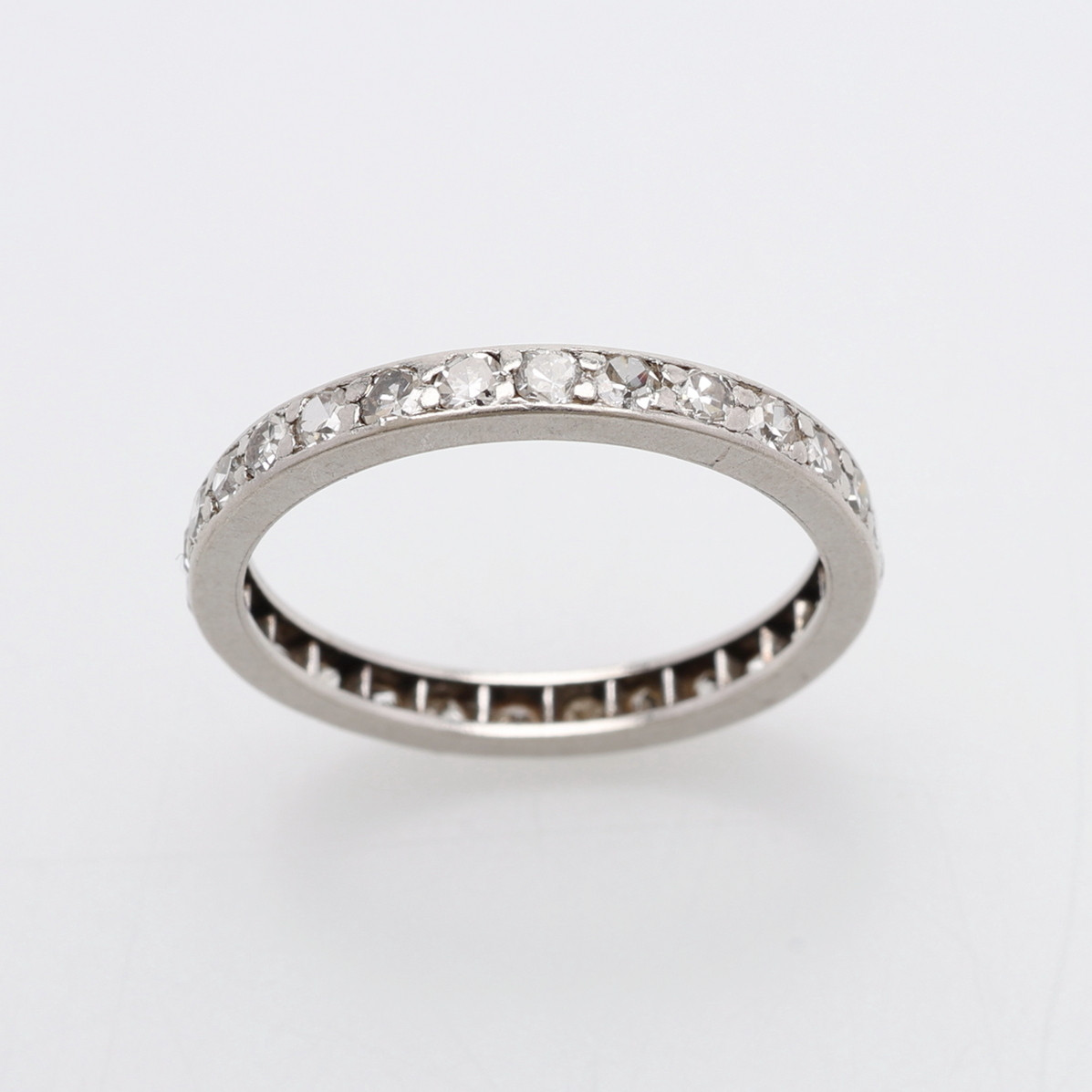 ALLIANSRING, PLATINA & SMÅ DIAMANTER, 2 g.