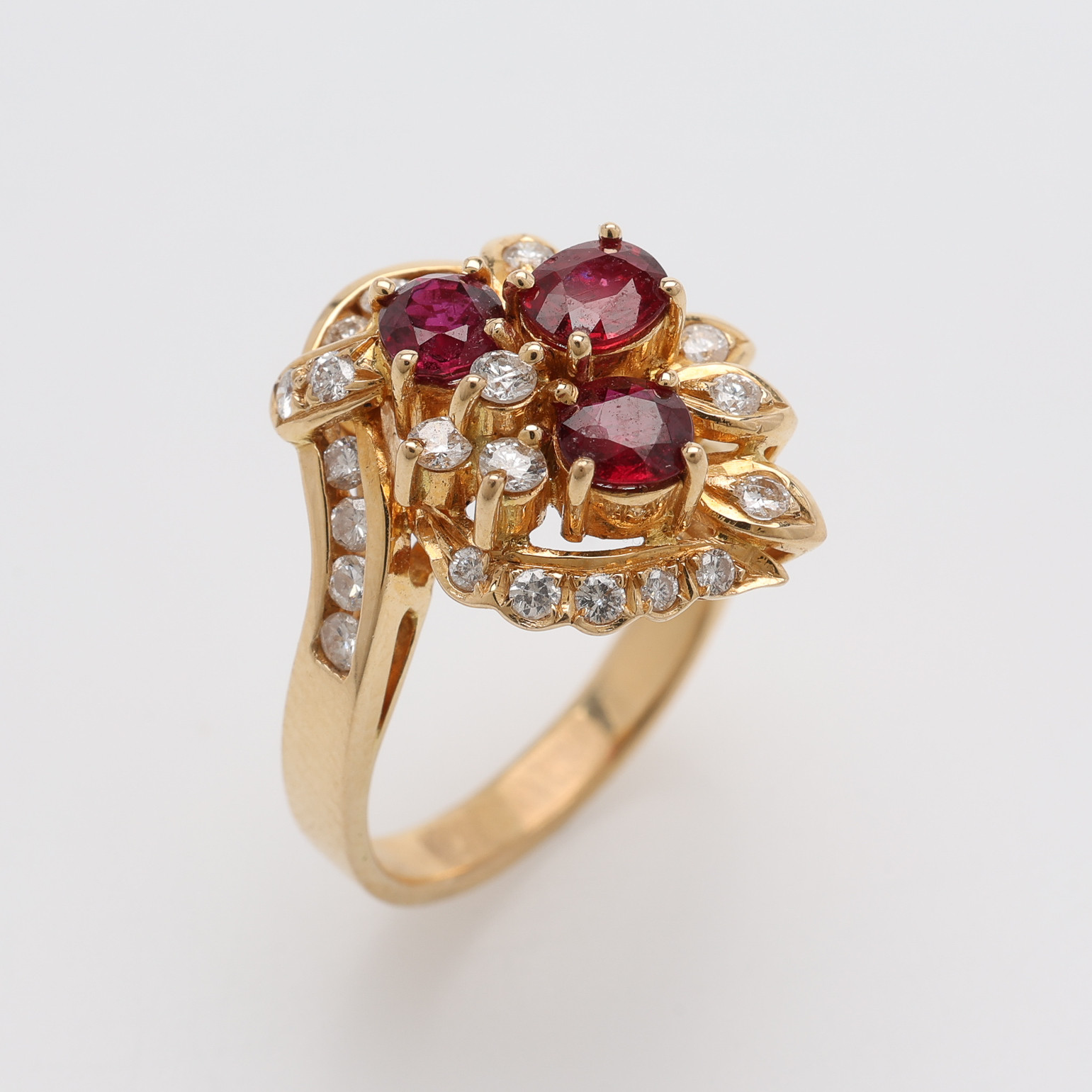RING, 18K GULD, DIAMANTER OM 0,41 CT & RUBINER OM 0,90 CT ENLIGT GRAVYR, TOTALVIKT Ca. 5,4 g.
