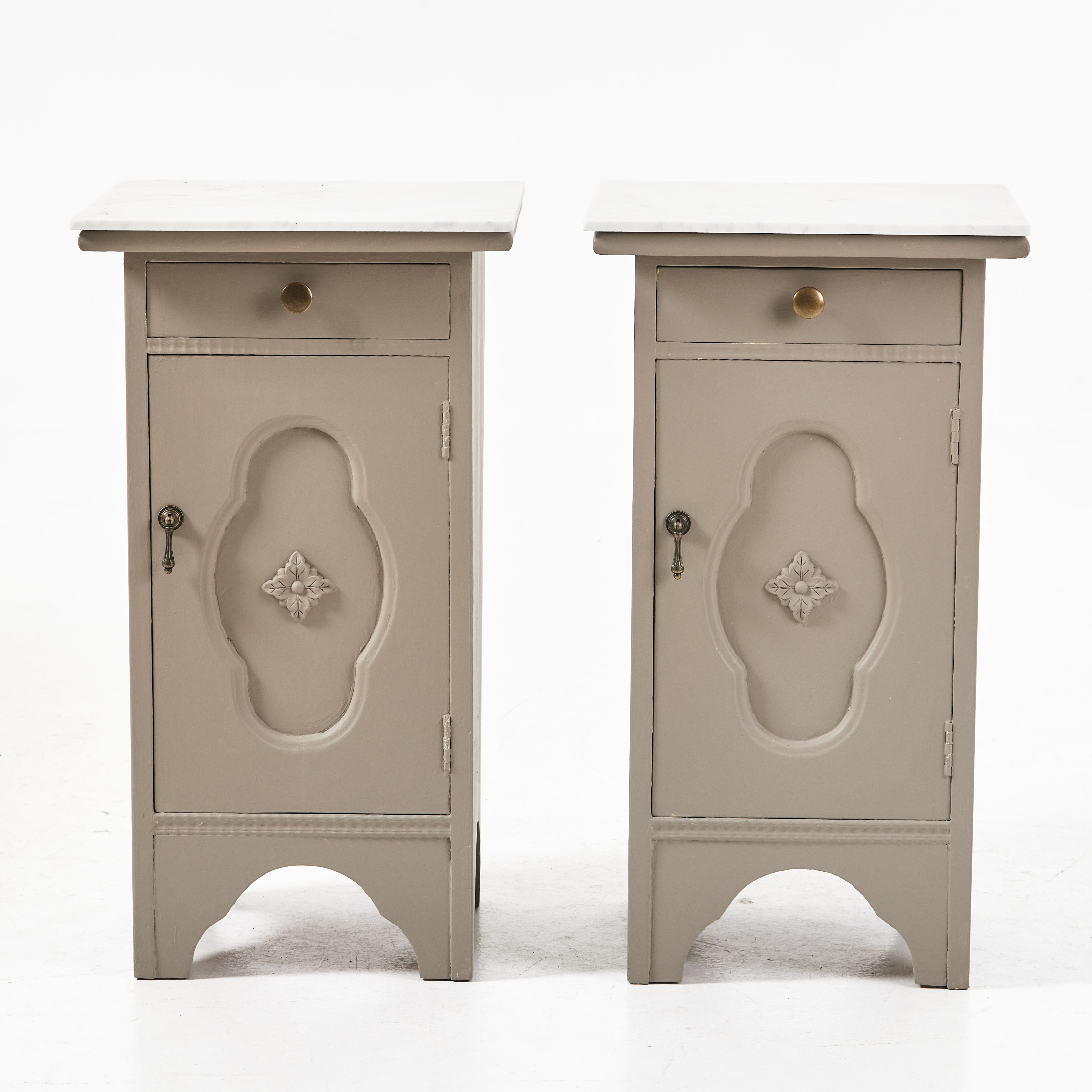 SÄNGBORD, ett par, 1900-talets första hälft, skuren dörr med bakomliggande hyllplan, en låda i sarg, toppskiva i marmor.