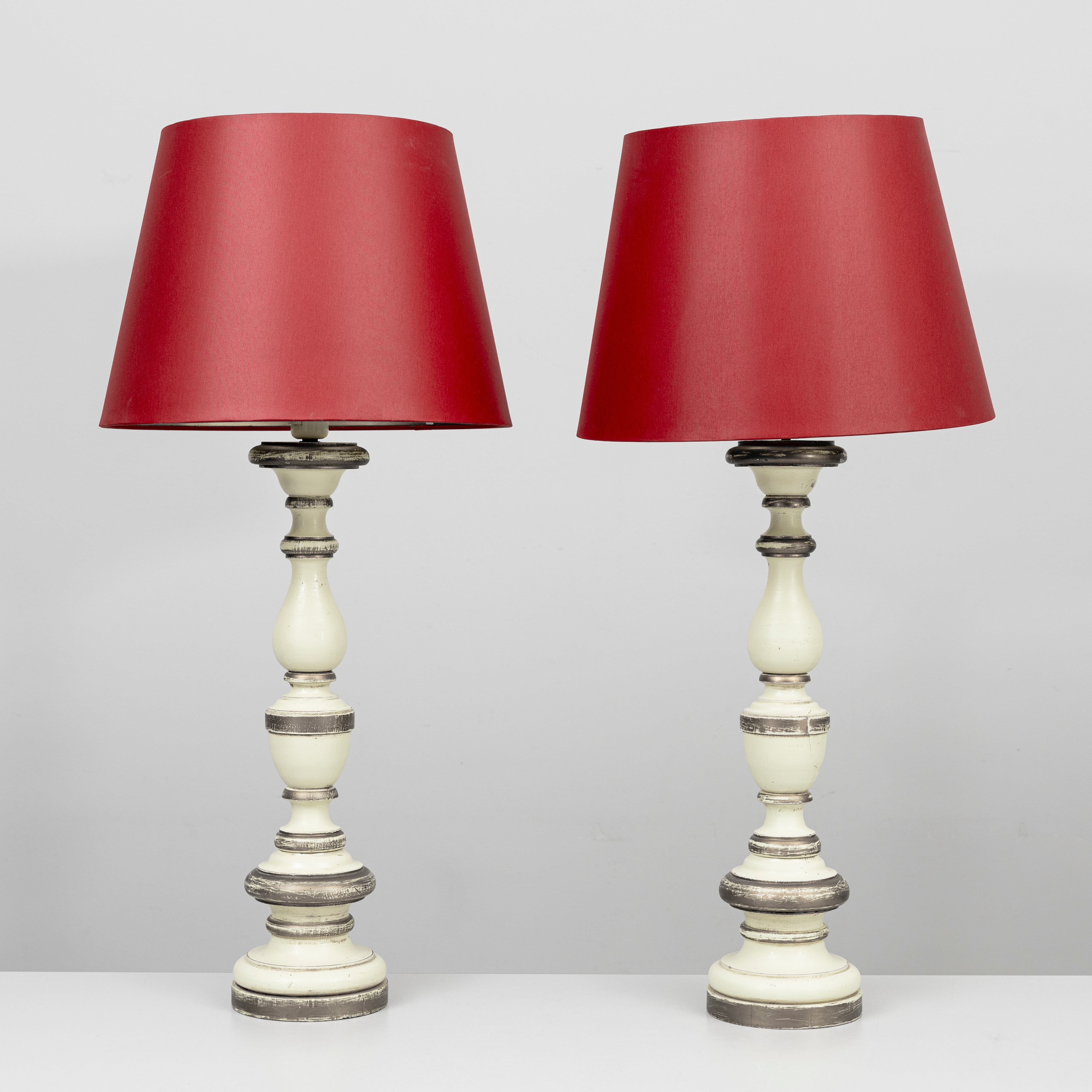 BORDSLAMPOR, ett par, bemålat trä, 1900-/2000-tal.