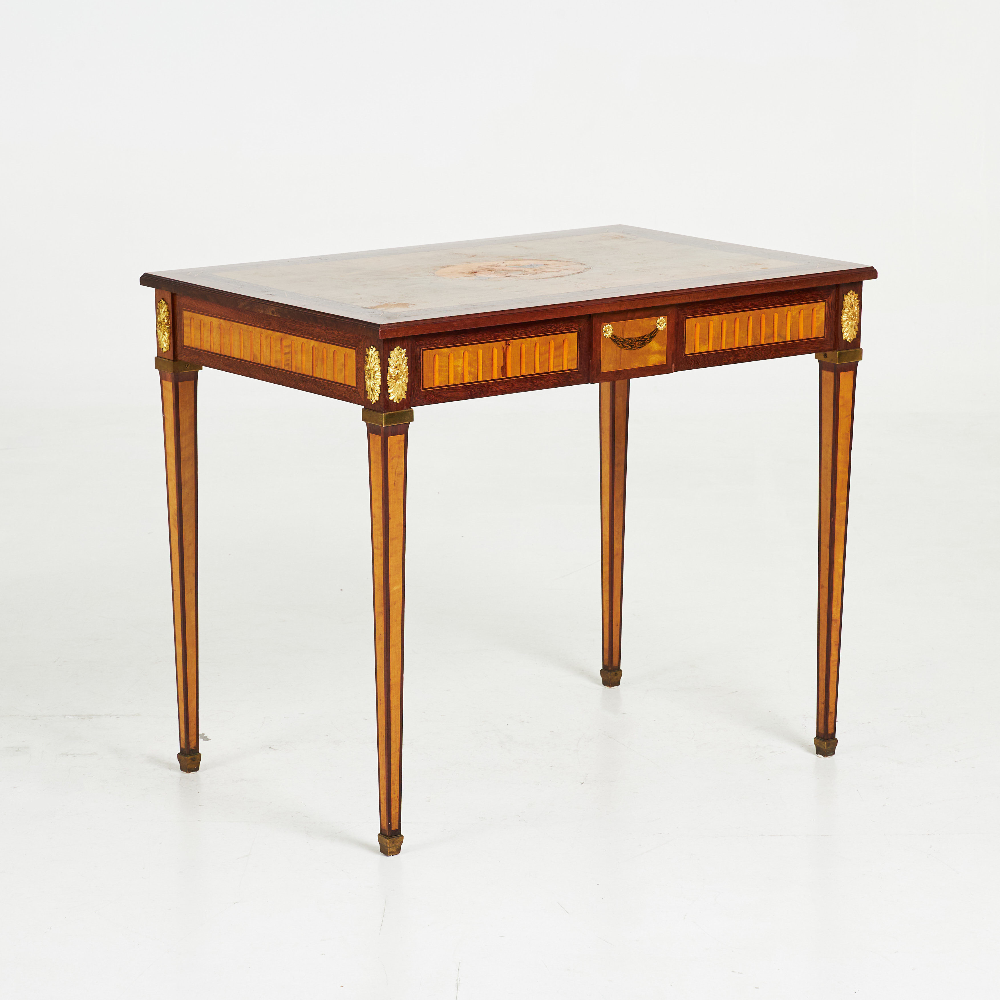 SALONGSBORD. Gustaviansk stil, fanérad, intarsia dekor, kvadratiska avsmalnande ben, avslut mässing.