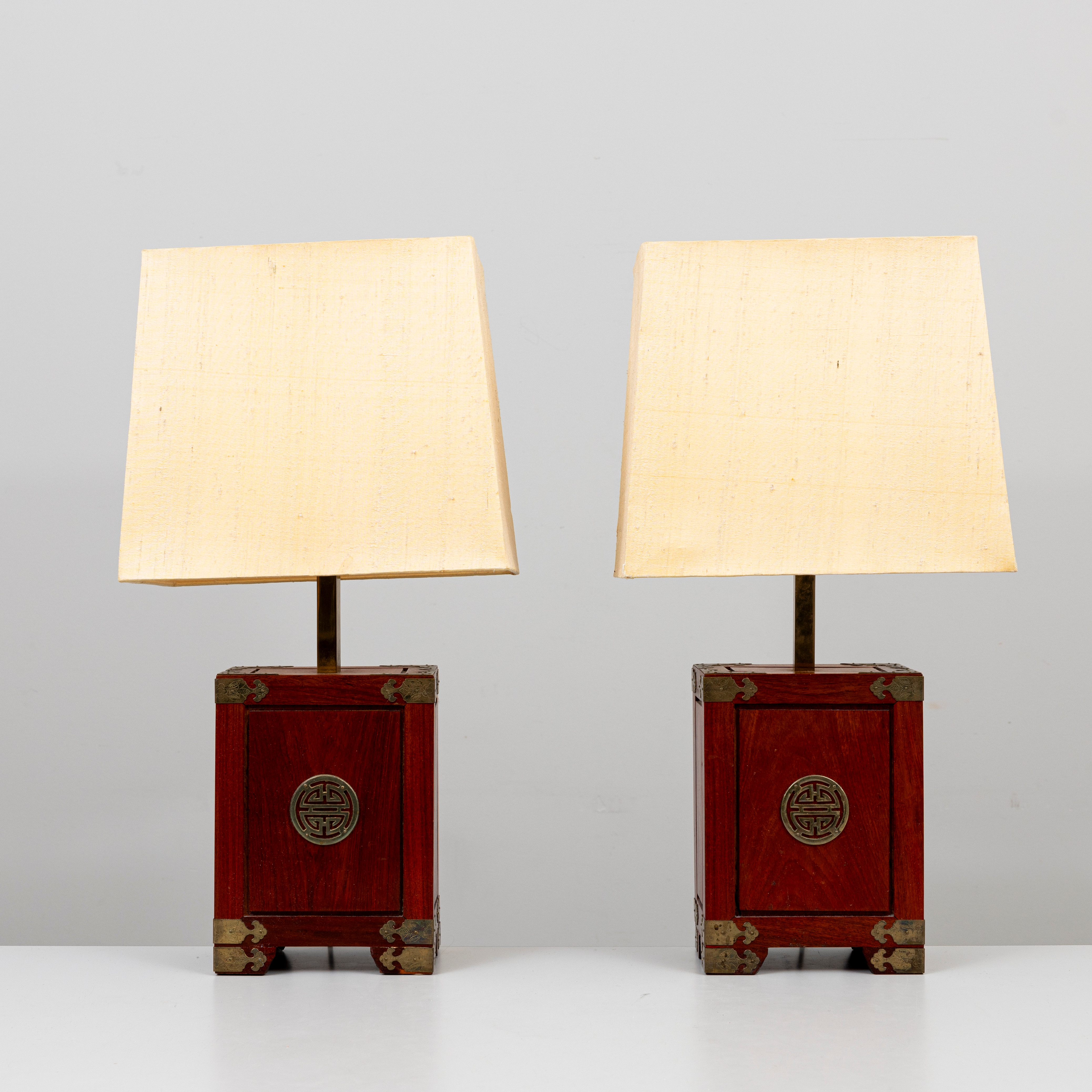 BORDSLAMPOR, 1 par, trä med kinesierande dekor av mässing, Bergboms B-97, 1900-talets andra hälft.
