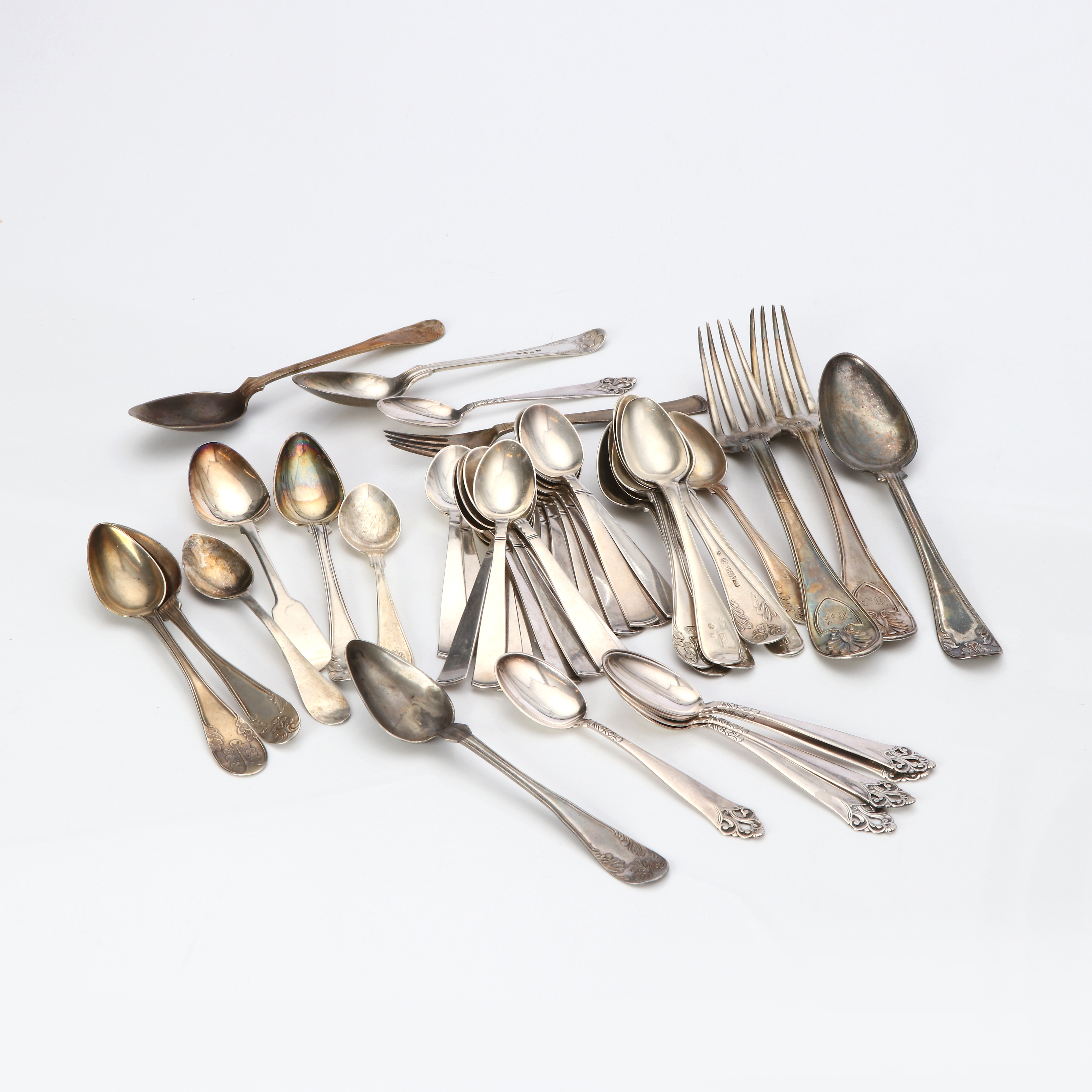 PARTI SILVERBESTICK, 43 DELAR. Vikt ca 775 gram. 18-1900-tal.