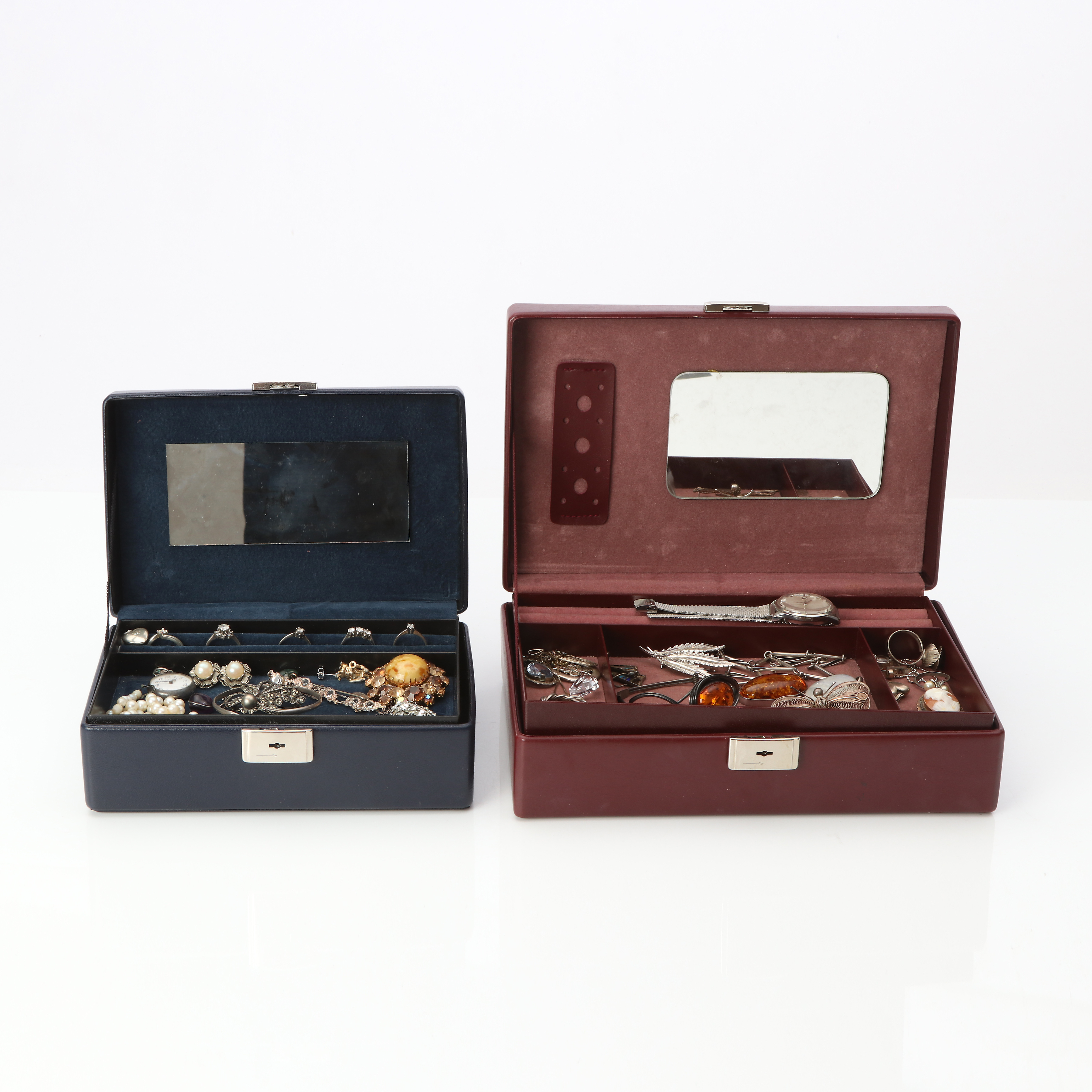 ETUIER MED SMYCKEN OCH BIJOUTERIER, TVÅ ST. Silver och metall mm.