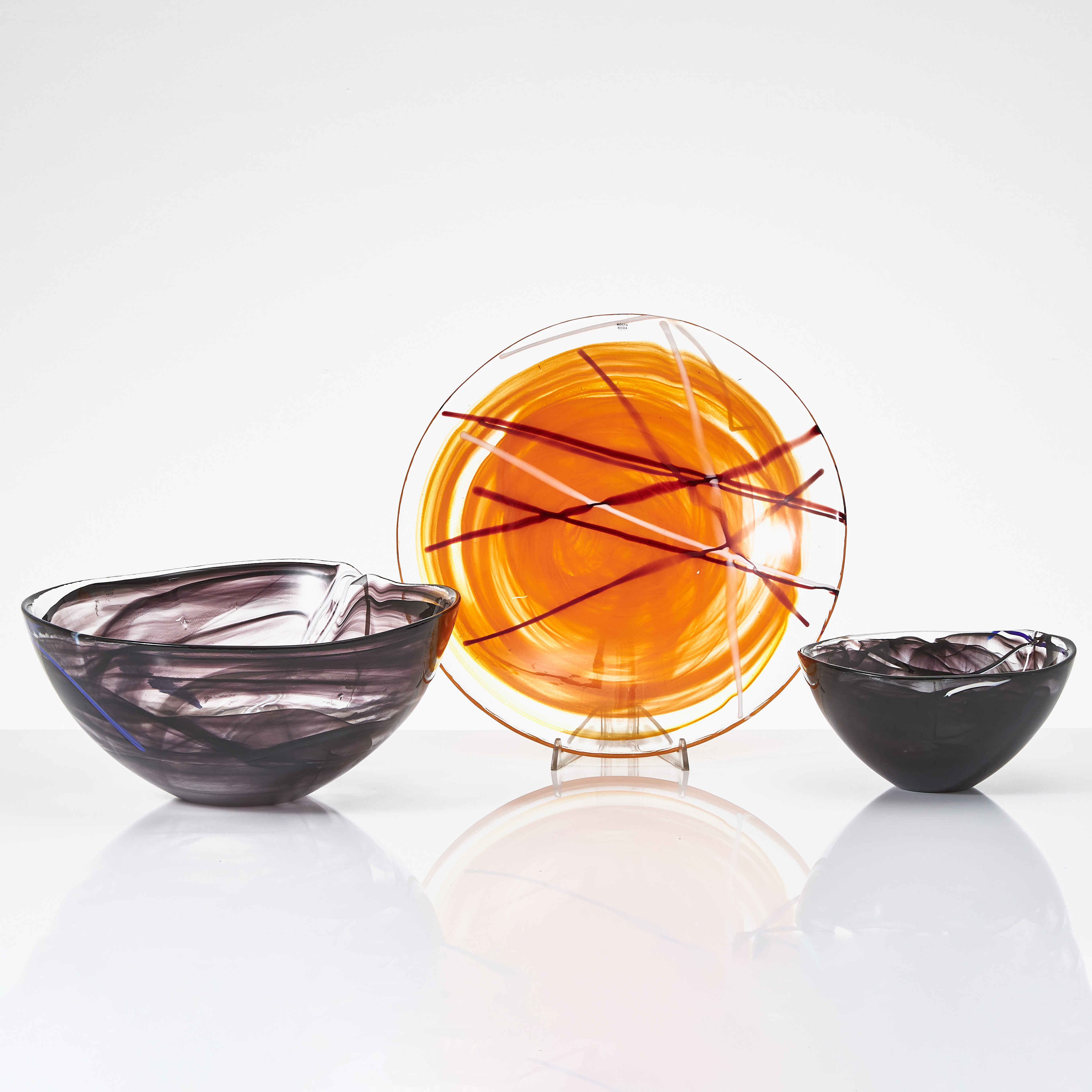 ANNA EHRNER. Skålar, 2 stycken, fat, "Contrast" Kosta Boda. Centrifureat glas med pålagda glasstavar.