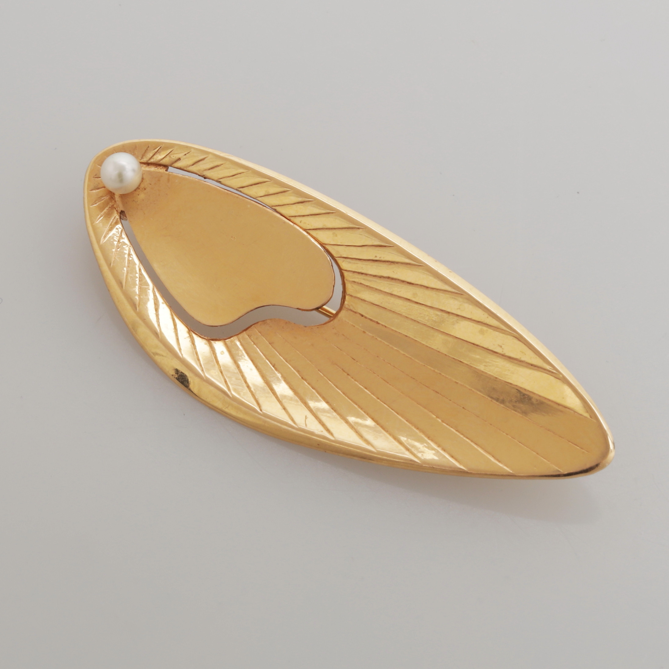 BROSCH MED PÄRLA, guld 18K, Alton Guldvaru AB, Falköping, 1959, totalvikt 4,55 gram.
