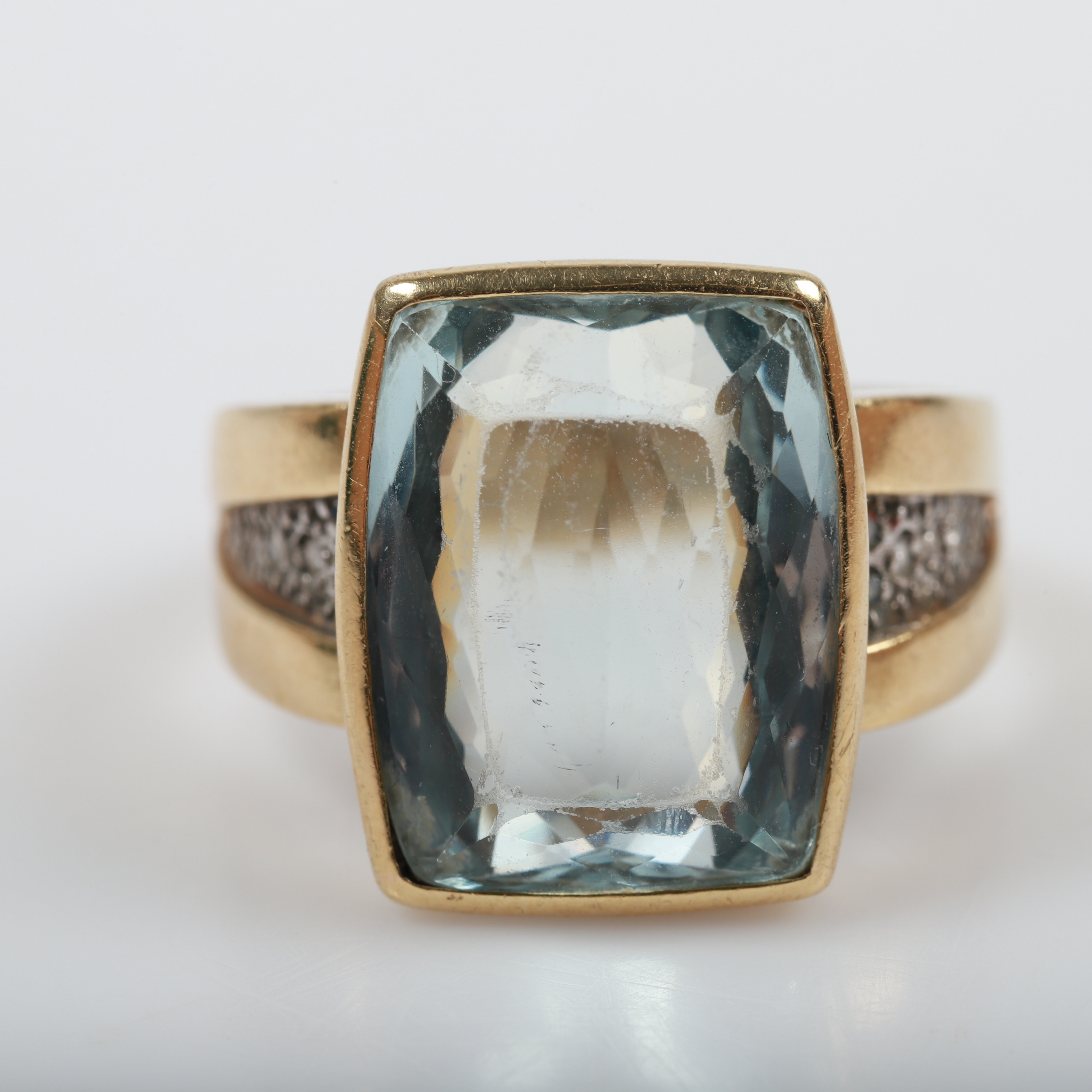 RING, 18 K guld med briljantslipade diamanter och fasettslipad akvamarin.